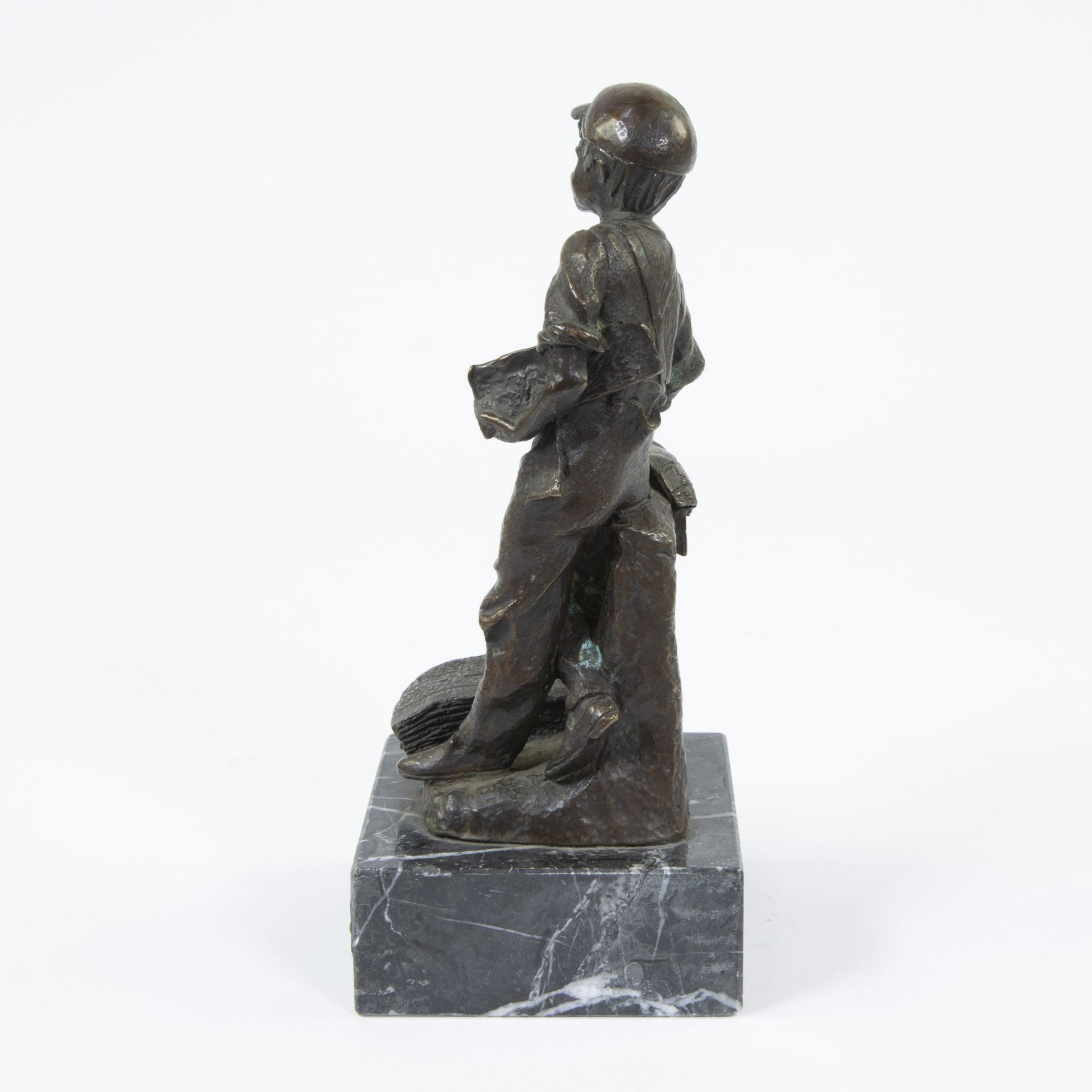 Bronze sculpture of a newspaper vendor, signed José Manuel and numbered 197/400 - Bild 4 aus 5