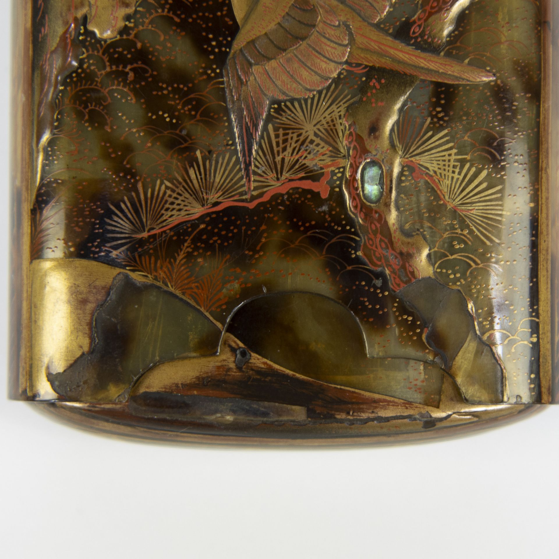 A Japanese Meiji period lacquered tortoiseshell cigar case decorated with cranes and birds in a land - Bild 3 aus 7