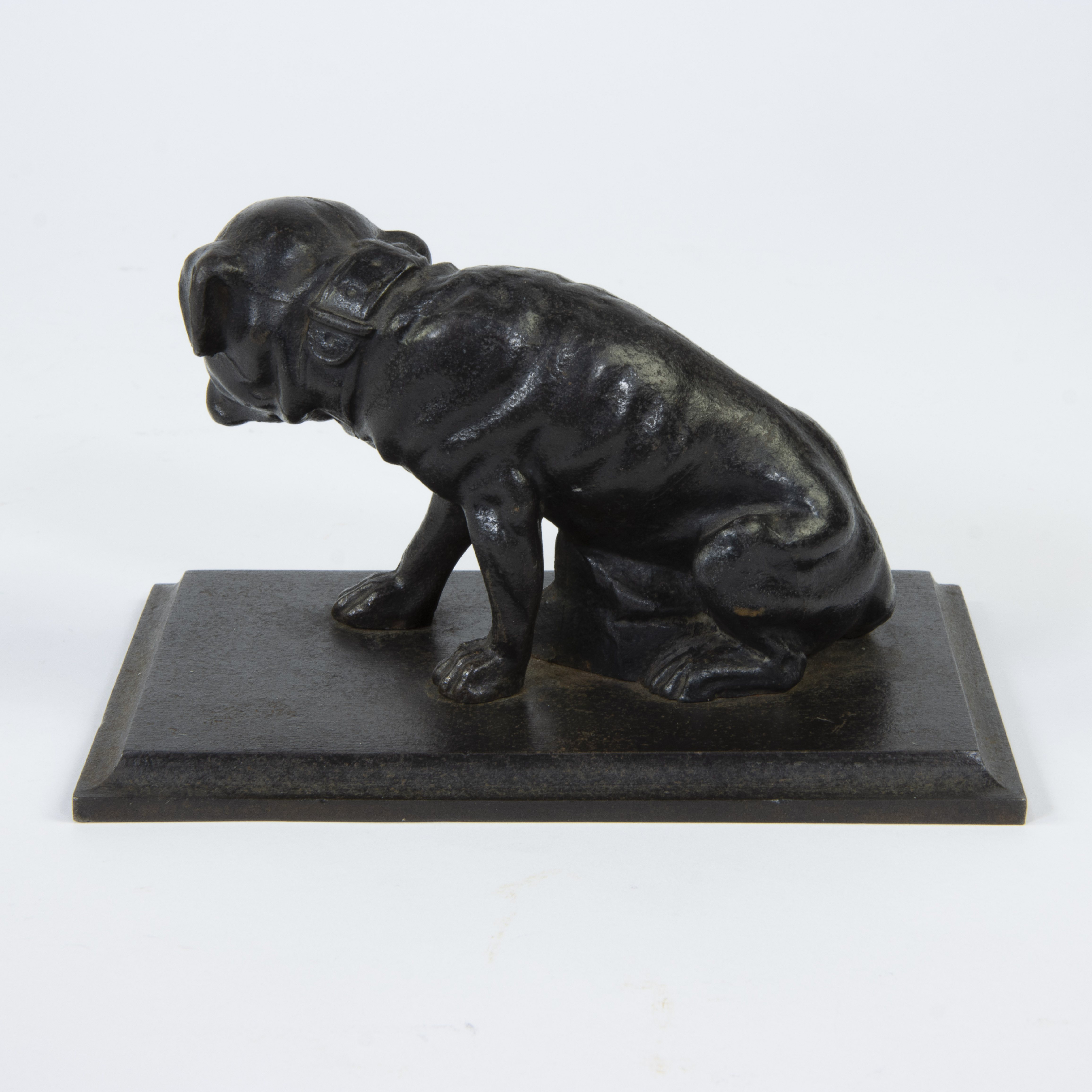 Cast iron paperweight in the shape of a sitting bulldog - Image 3 of 4