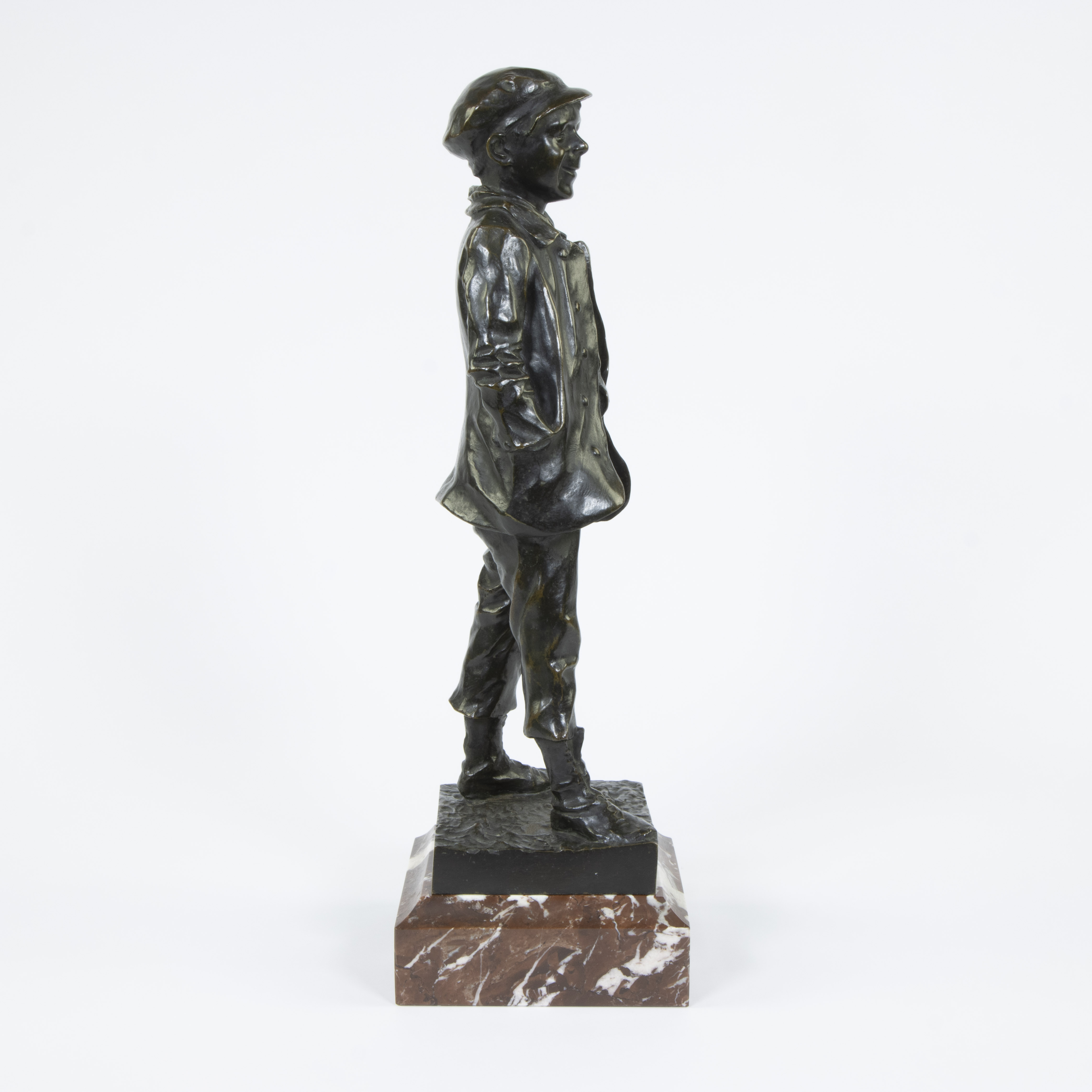 Alfred Egide CRICK (1858-1931), patinated bronze sculpture on red marble base Le gavroche (1891), si - Image 4 of 6