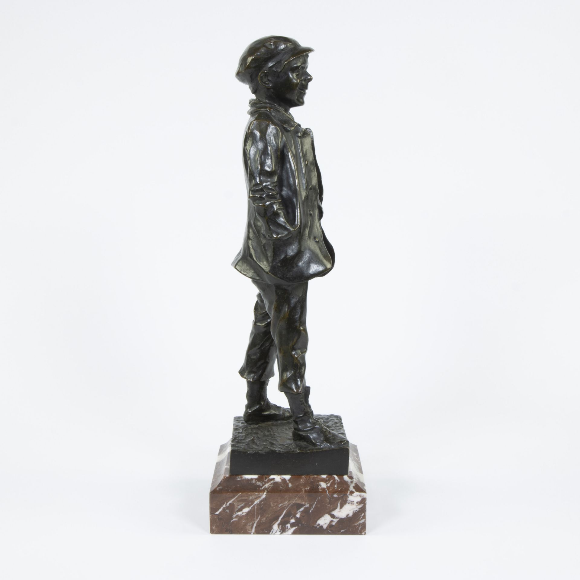 Alfred Egide CRICK (1858-1931), patinated bronze sculpture on red marble base Le gavroche (1891), si - Bild 4 aus 6