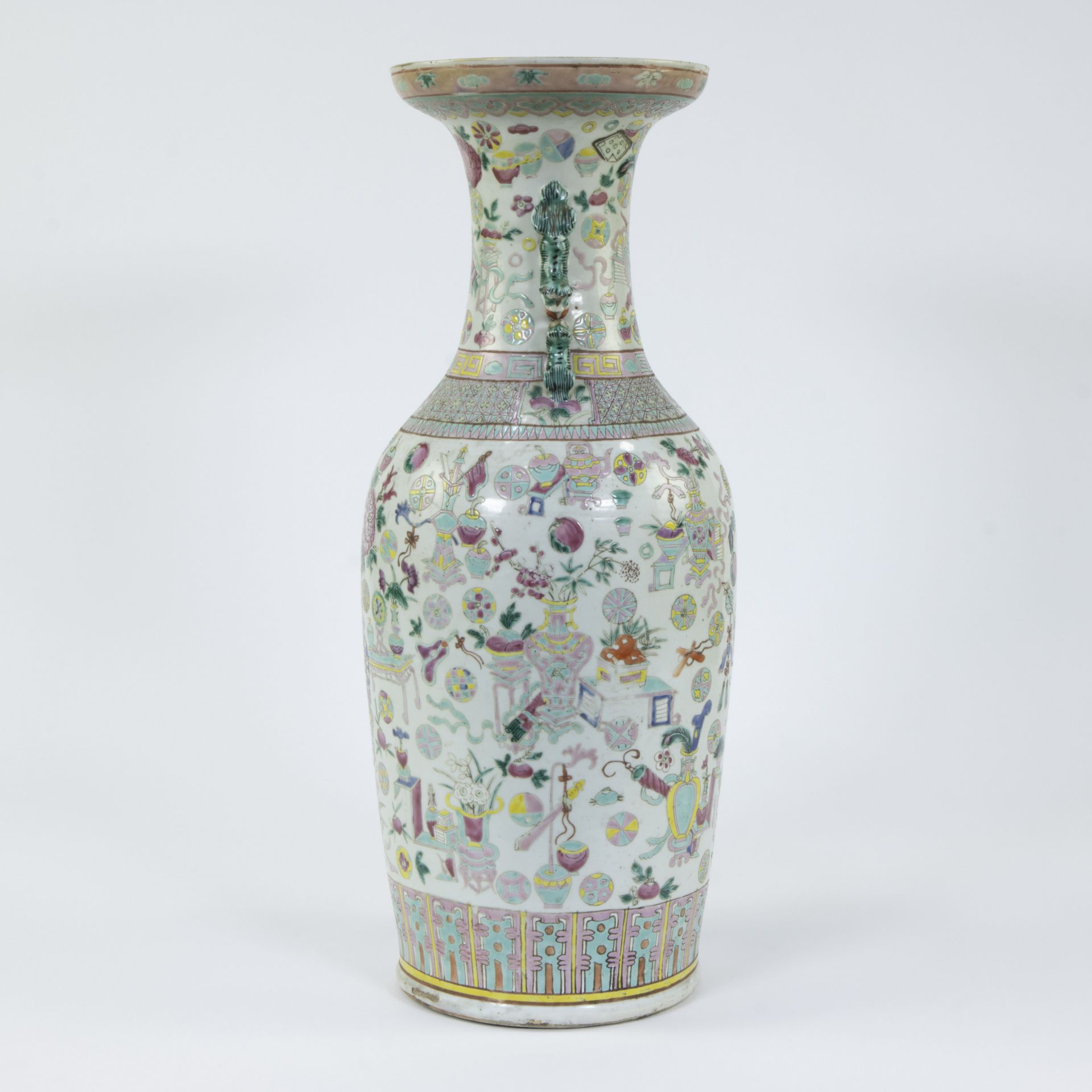 Baluster vase in Chinese porcelain with decoration of valuables, famille rose, 19th century - Image 4 of 6