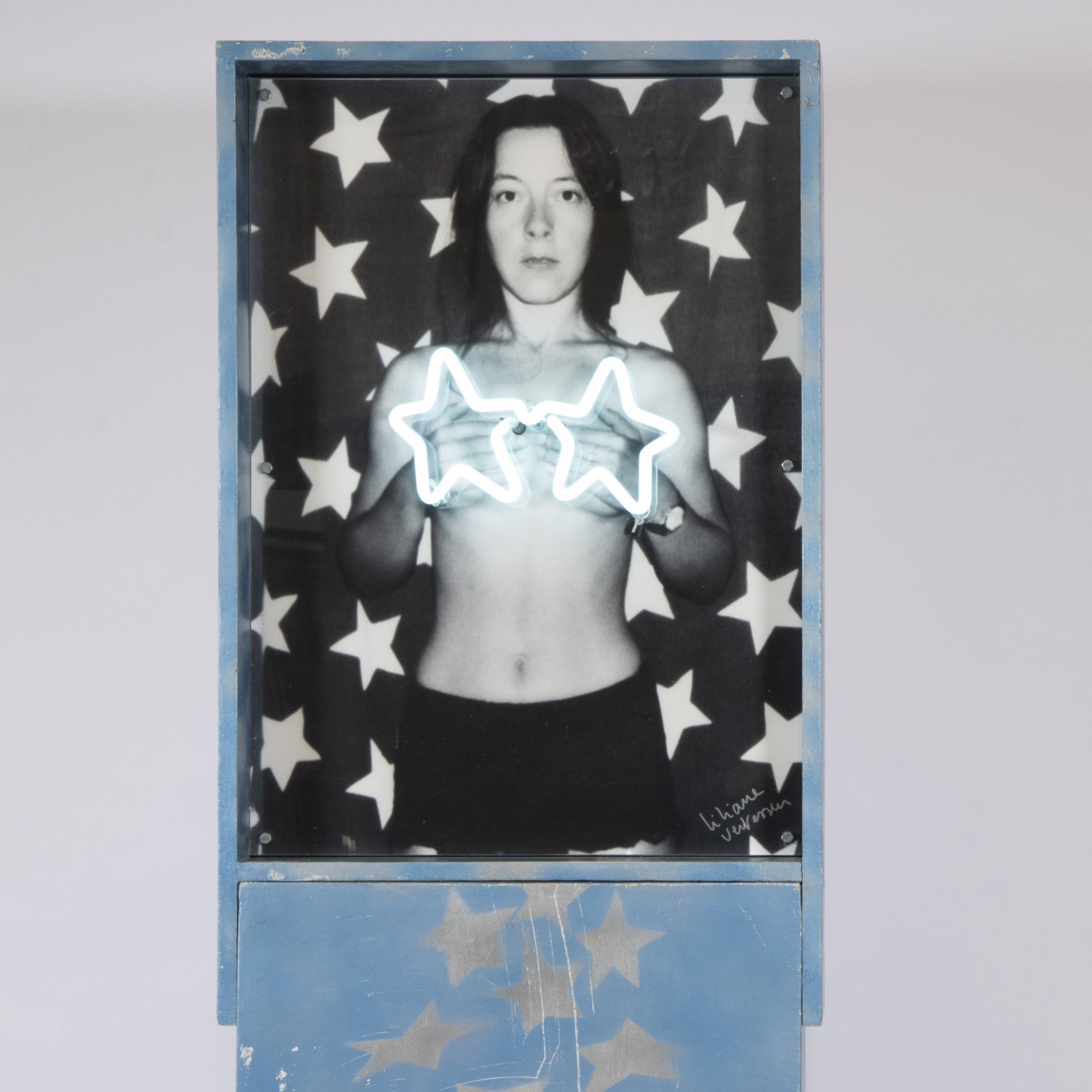Liliane VERTESSEN (1952), installation with neon '2 stars 2 hold', signed and dated 1985 - Bild 2 aus 5