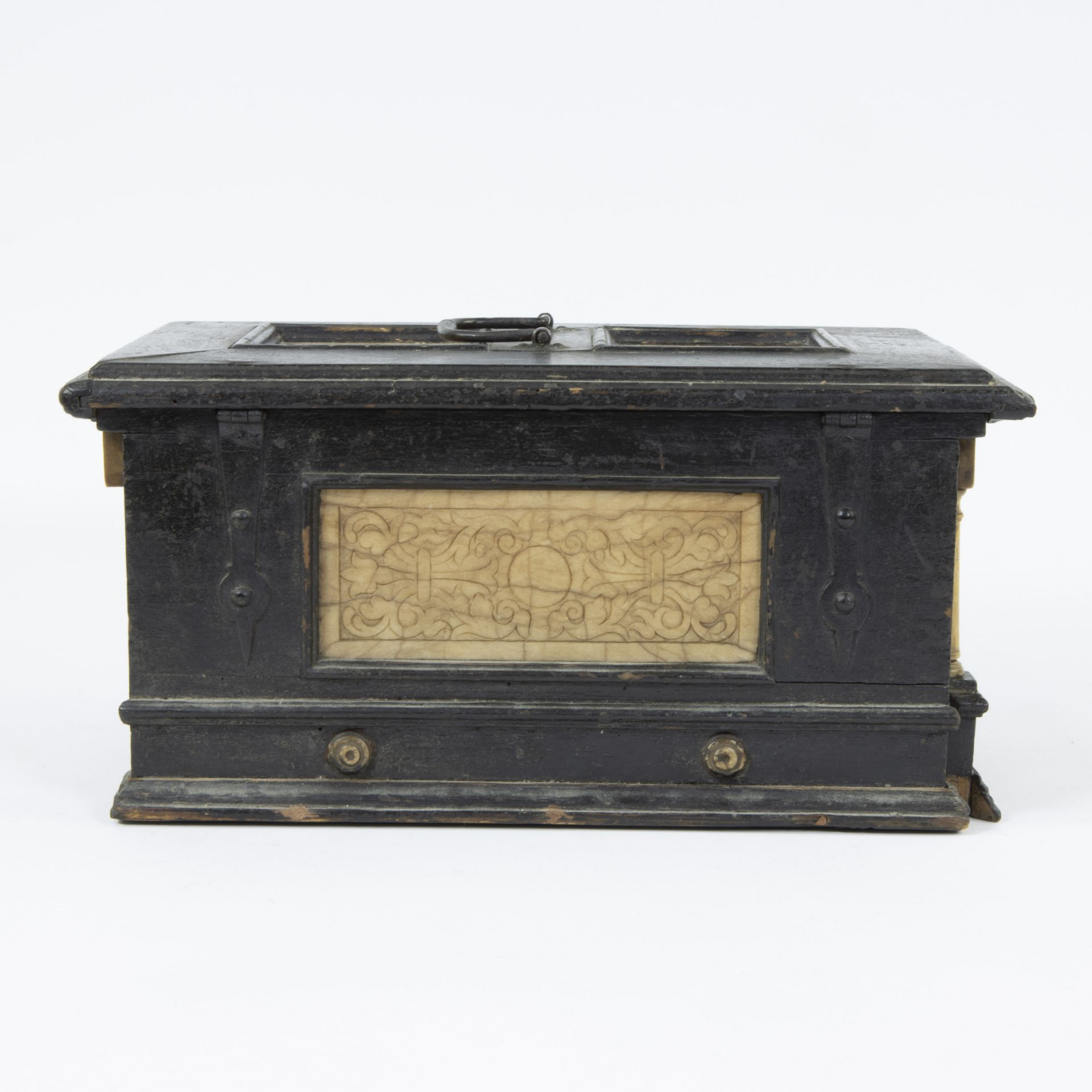 An early 17th century ebonised and alabaster table casket, Malines, circa 1630 - Bild 4 aus 6