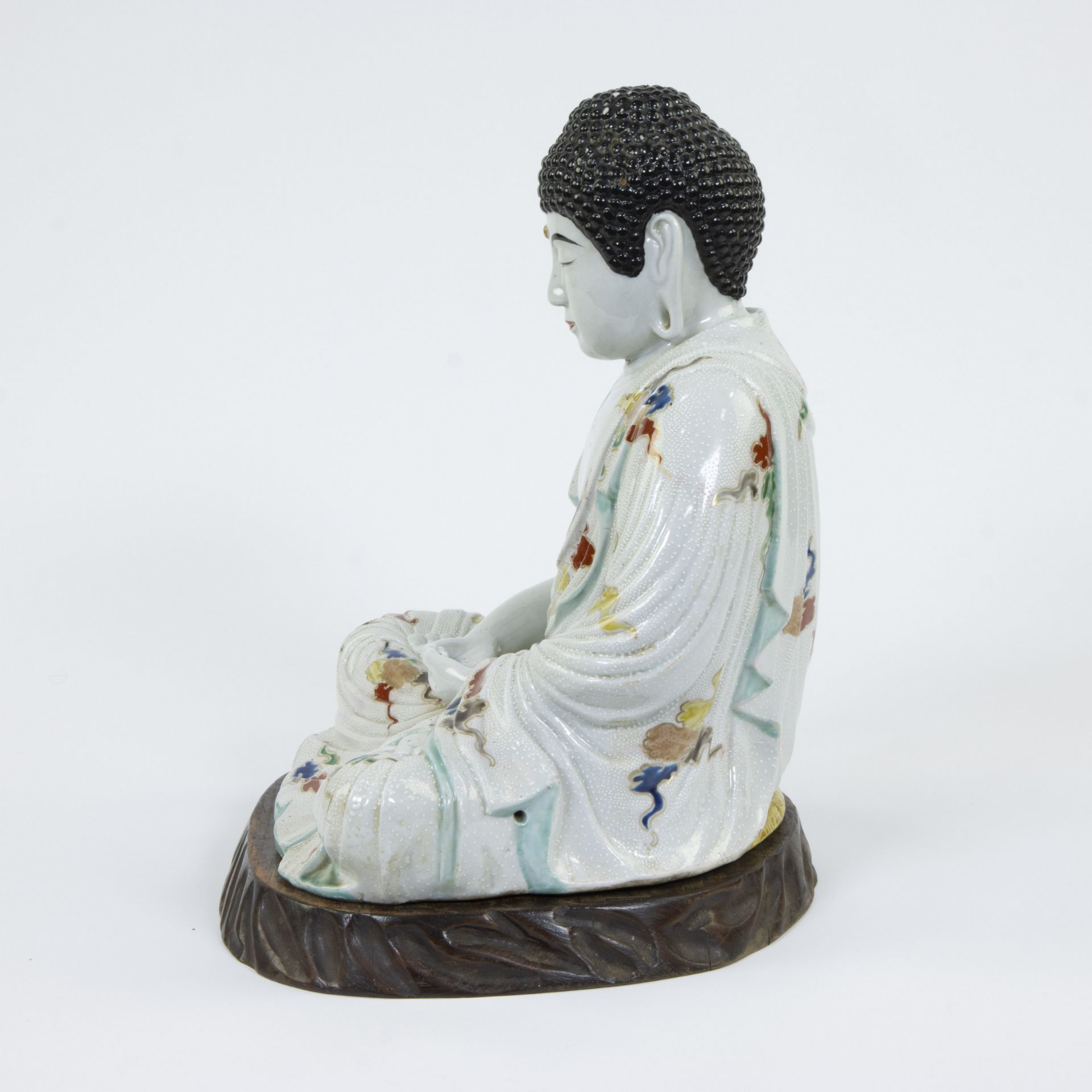 Japanese porcelain statue of a seated Buddha on wooden plinth, circa 1900s - Bild 4 aus 6