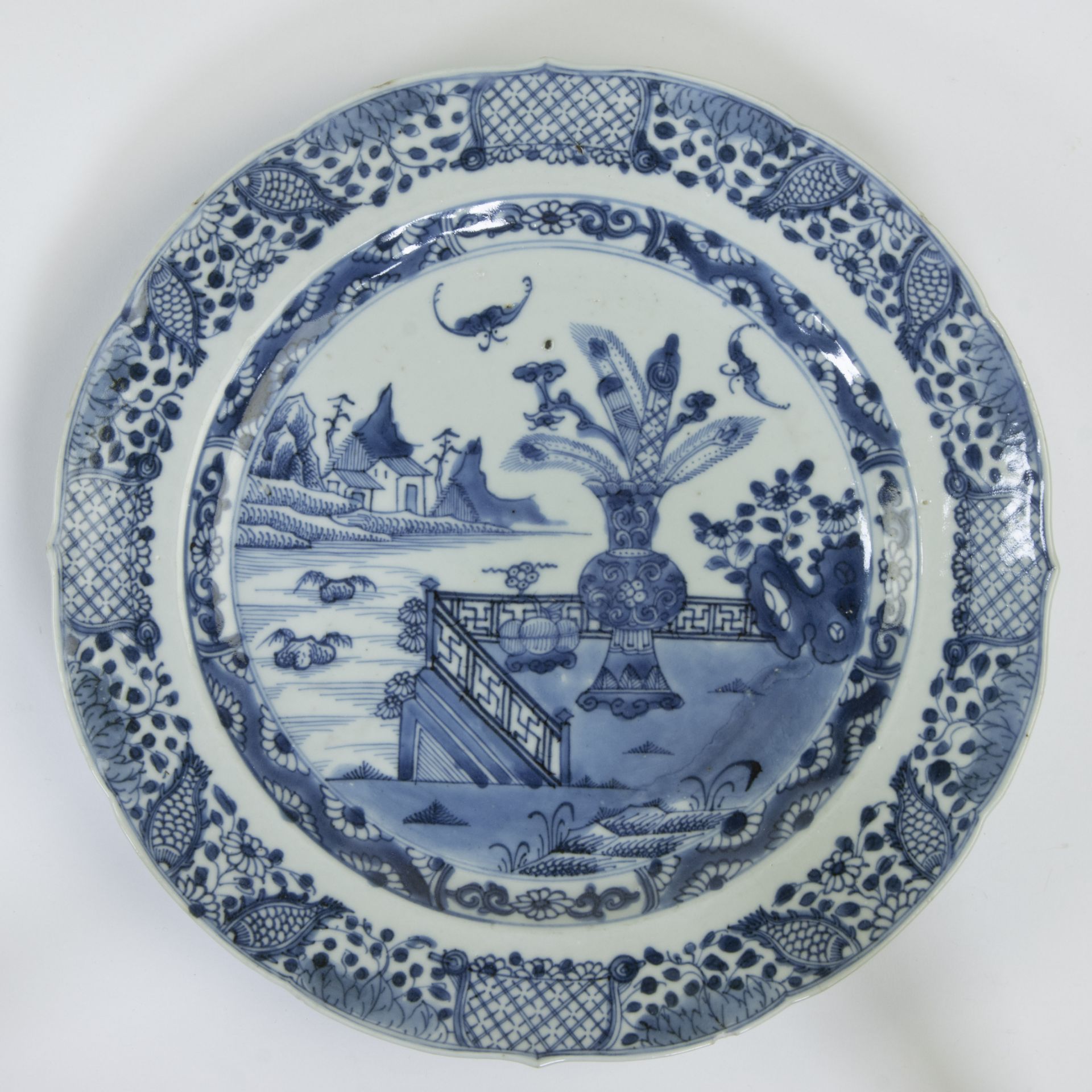 2 Chinese Imari plates and 4 blue and white plates, 18th century - Image 10 of 13