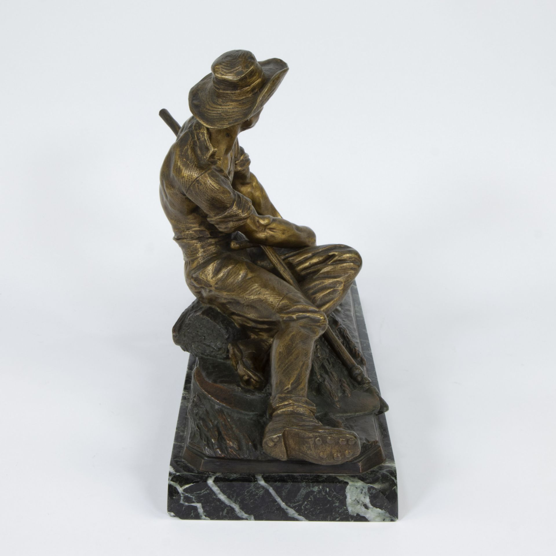 Edouard DROUOT (1859-1945), gold patinated bronze sculpture of a resting peasant on marble plinth, s - Bild 2 aus 5