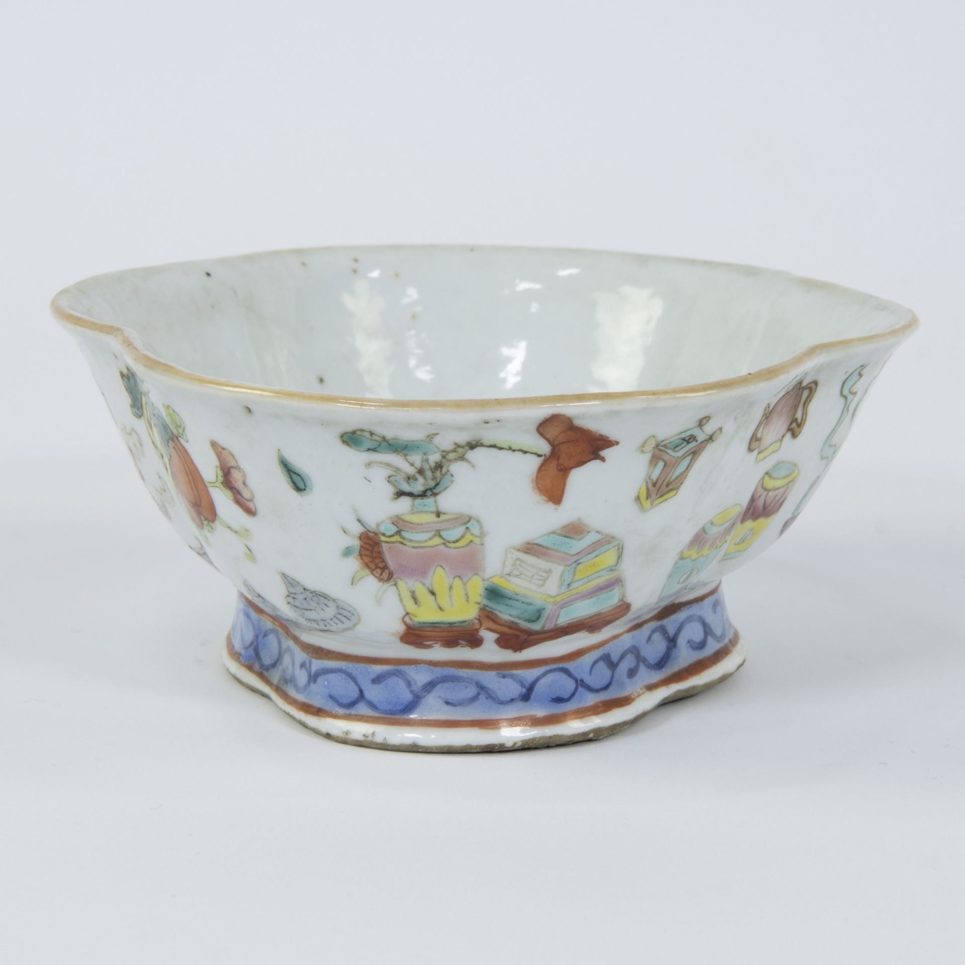 A Chinese famille rose bowl with decoration of valuables and fruits, 19th century - Bild 2 aus 6