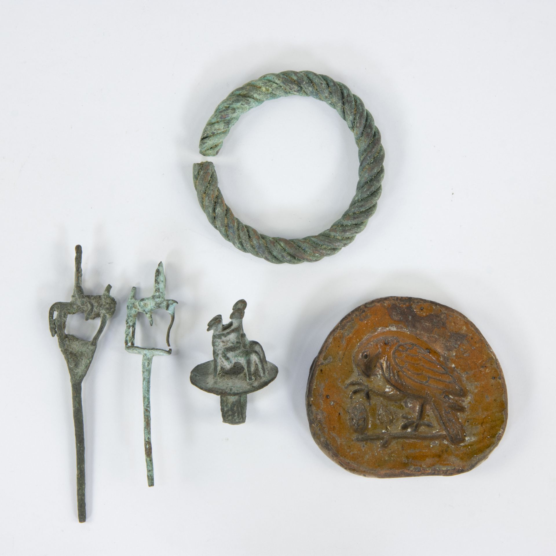 Collection of oil lamps, ring and bronze soil finds - Image 2 of 4