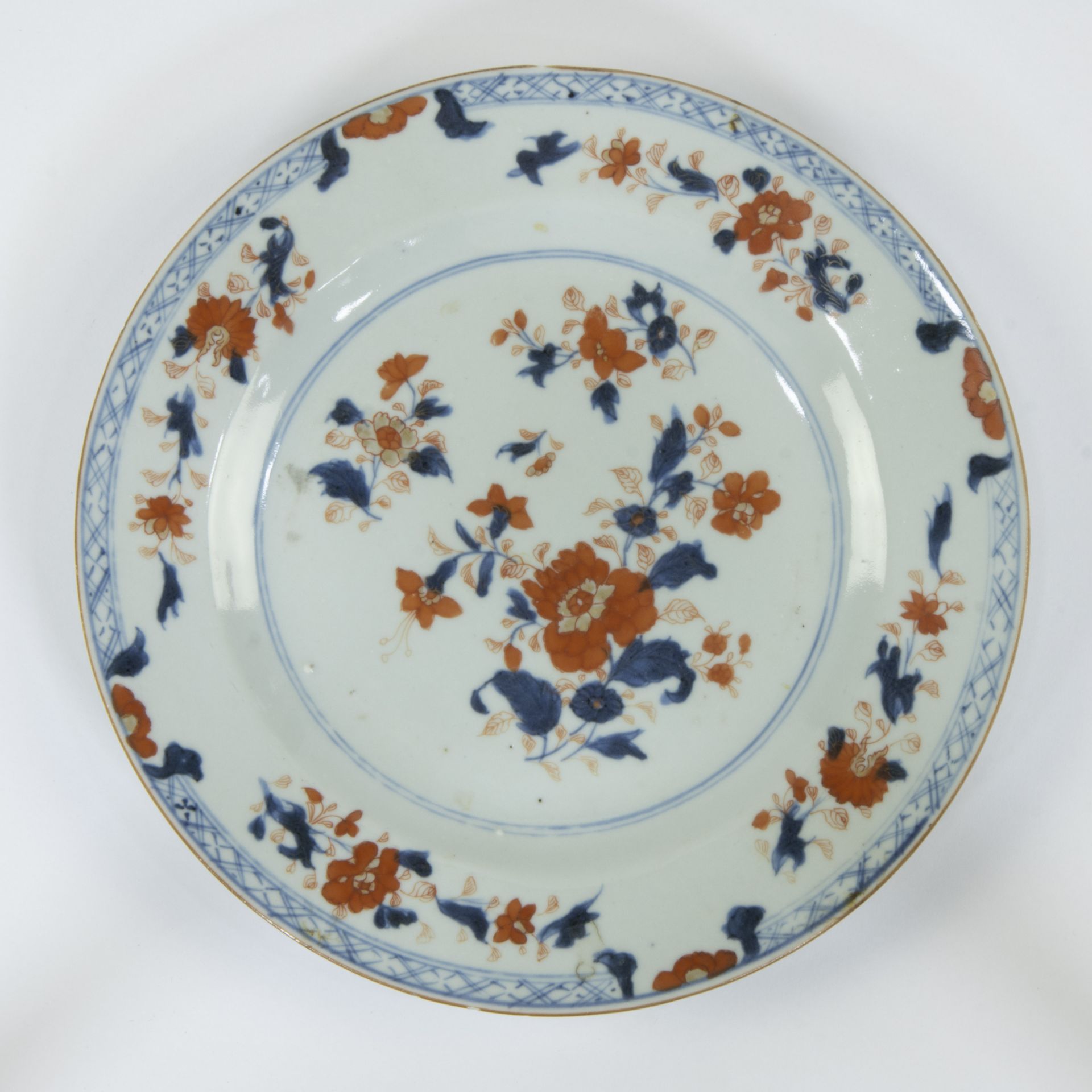 A set of 8 Imari porcelain dinner plates, decorated with peony, scattered flowers and Buddha hand ci - Bild 16 aus 19