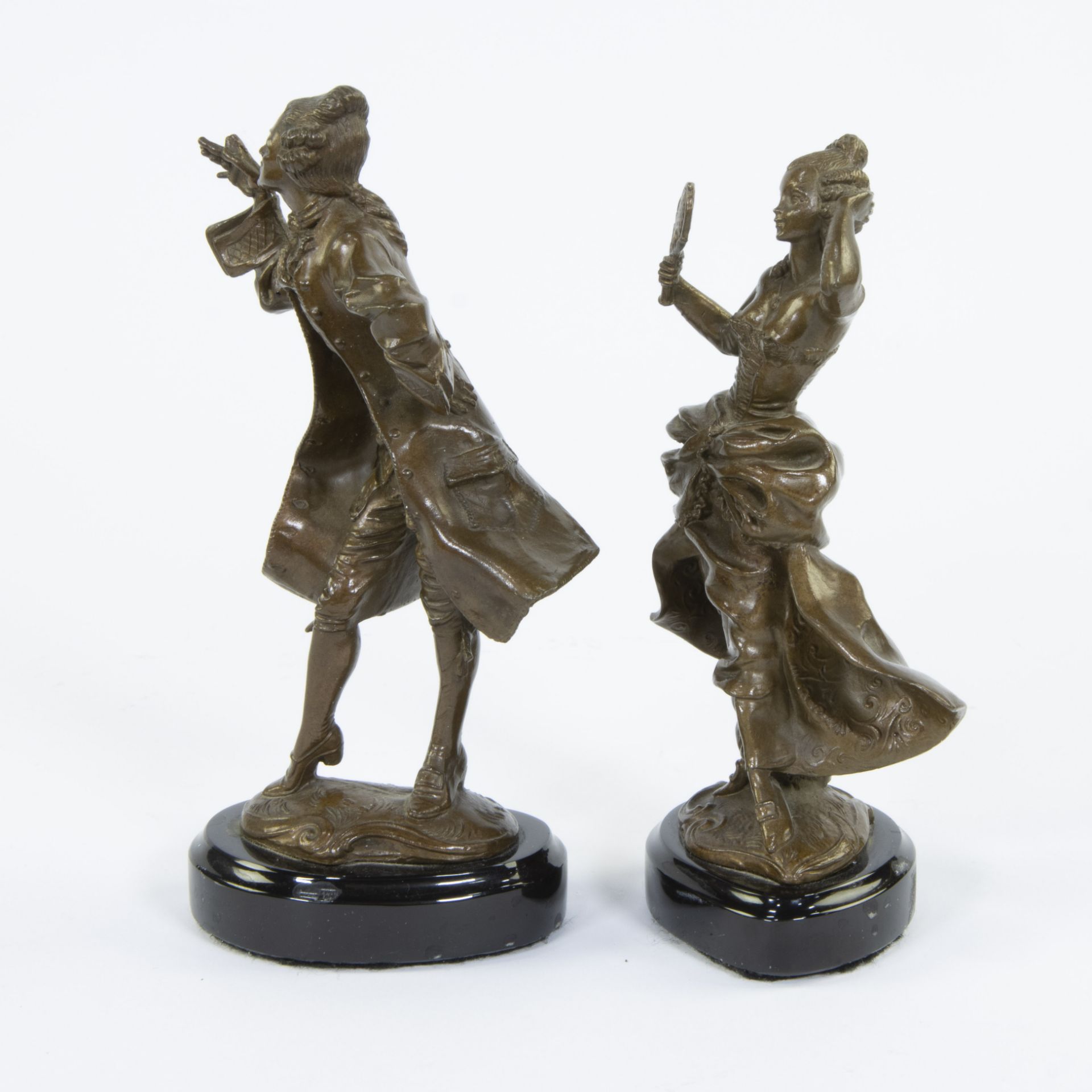 A pair of bronze figurines in brown patina of a Noble Lady and Noble Lord - Bild 4 aus 4