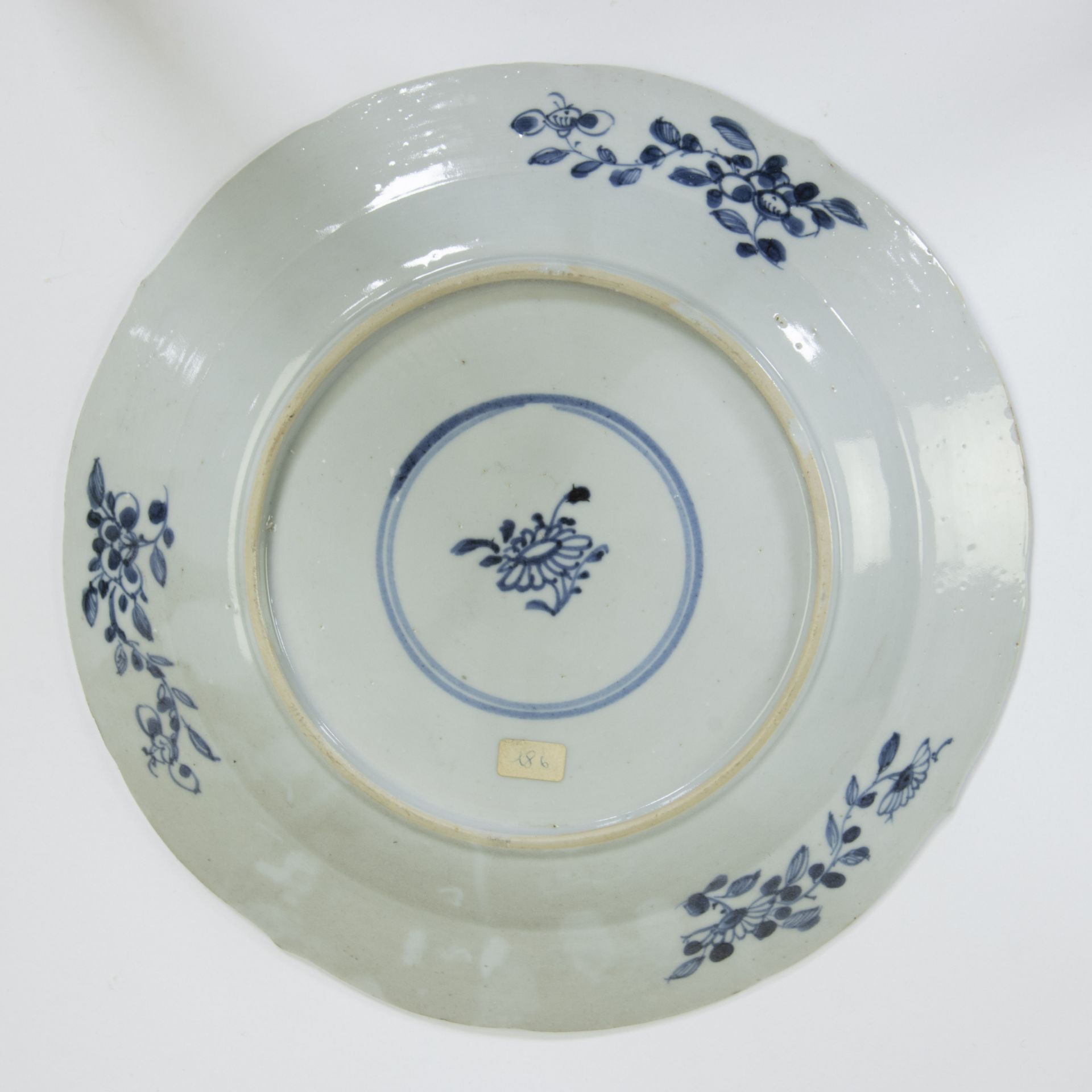 2 Chinese Imari plates and 4 blue and white plates, 18th century - Image 7 of 13