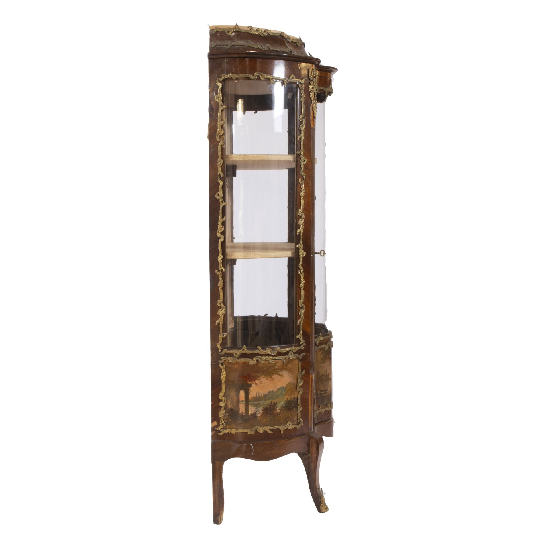 Louis XV style display case with curved glass and bronze mounts, decorated with a romantic decor - Bild 2 aus 3