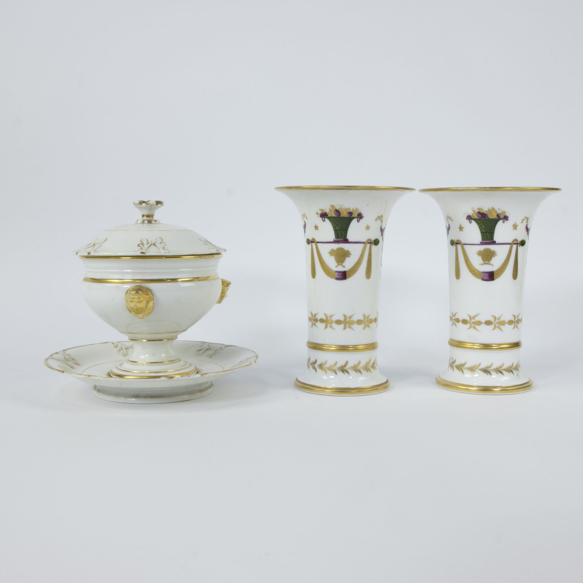 Collection of Empire porcelain, pair of vases, lidded bowl, 2 sugar shakers and plate with coat of a - Bild 4 aus 6
