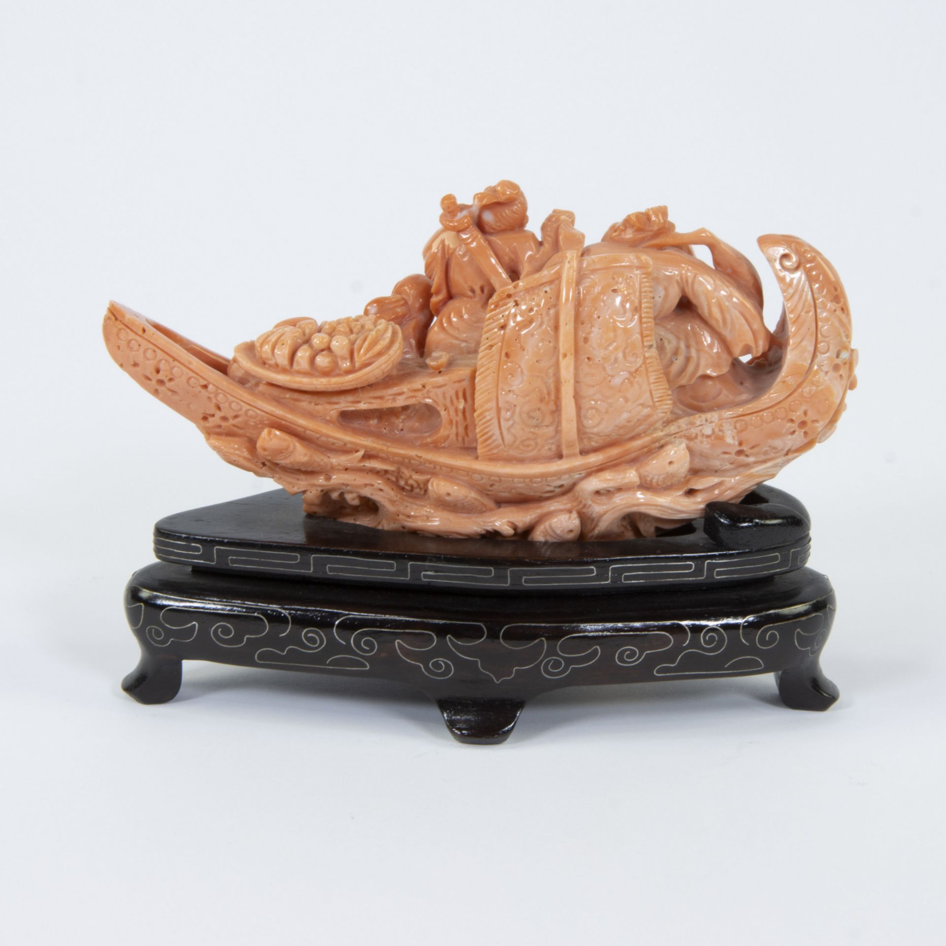 A Chinese group in red coral with figures in a boat, 19/20th century - Bild 3 aus 5