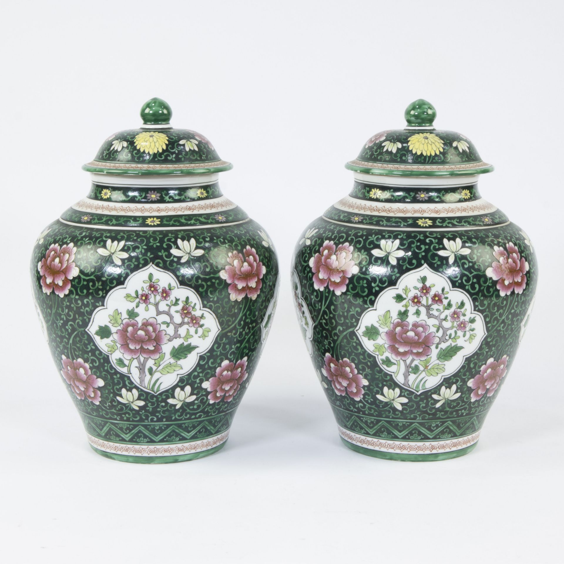 Pair of lidded vases in Samson porcelain with floral decoration in famille rose style - Image 4 of 7