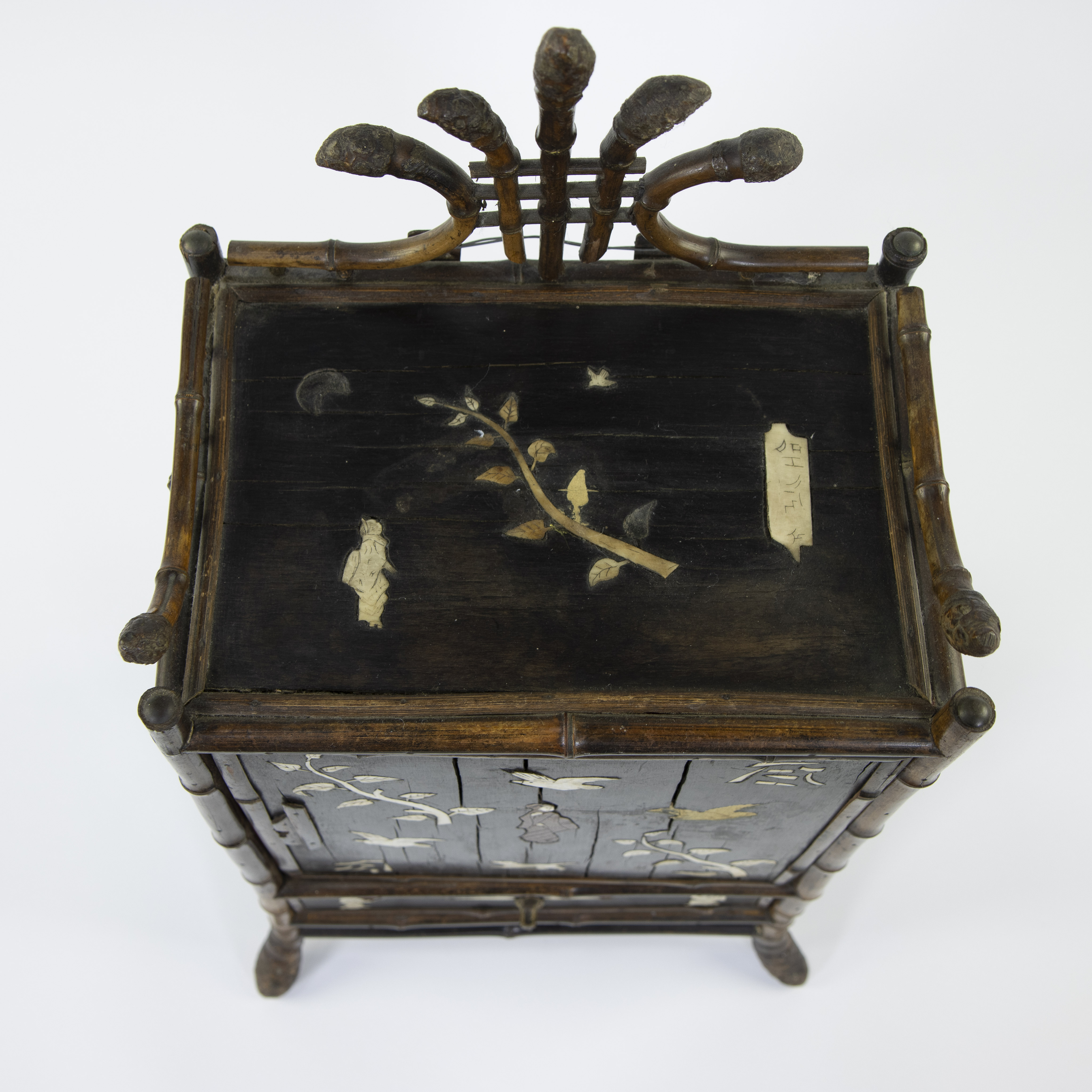 Asian bamboo cabinet with inlaid work of leaves, birds and figures in bone - Image 6 of 6
