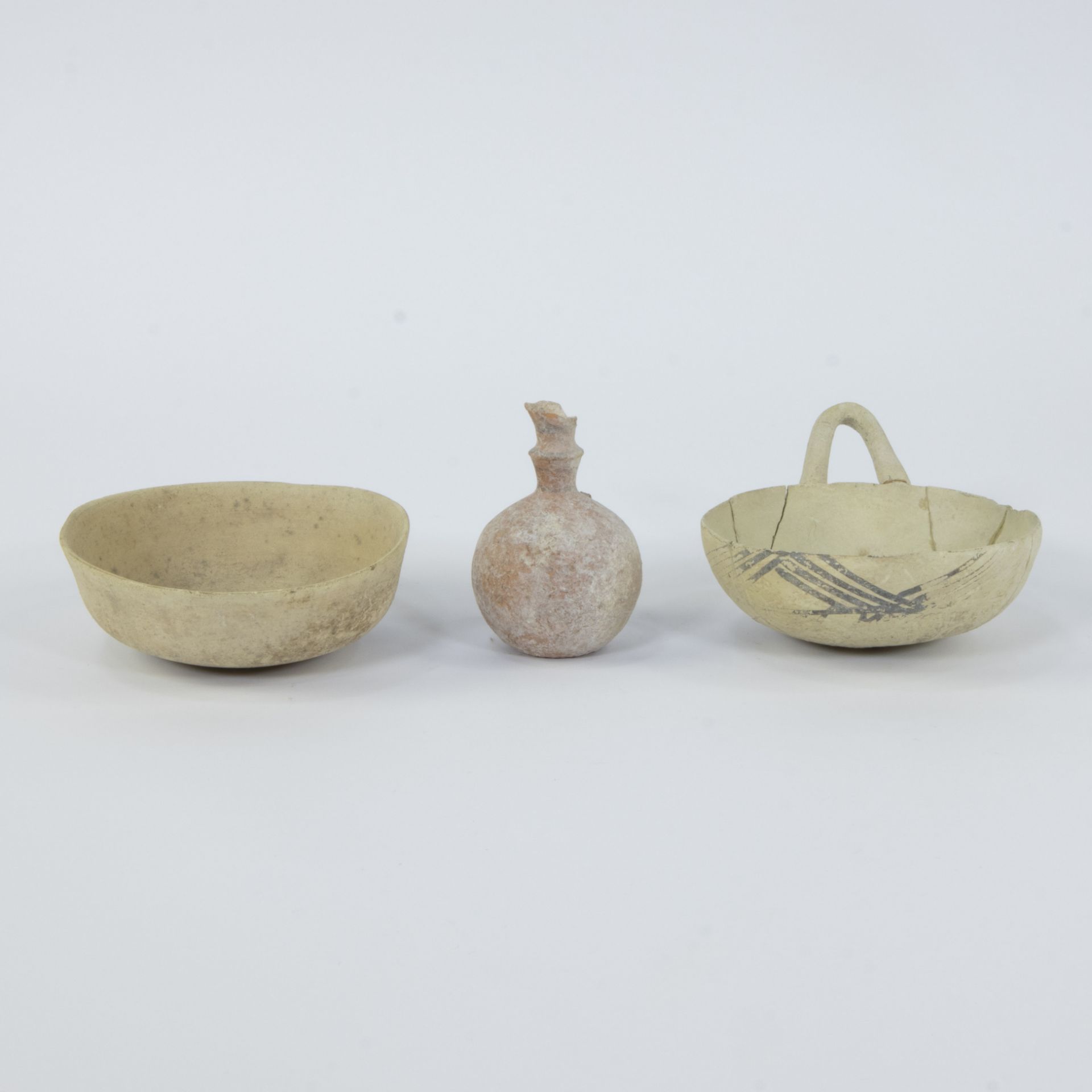 Pottery from ancient Greece, 2 bowls and a flask - Bild 4 aus 5