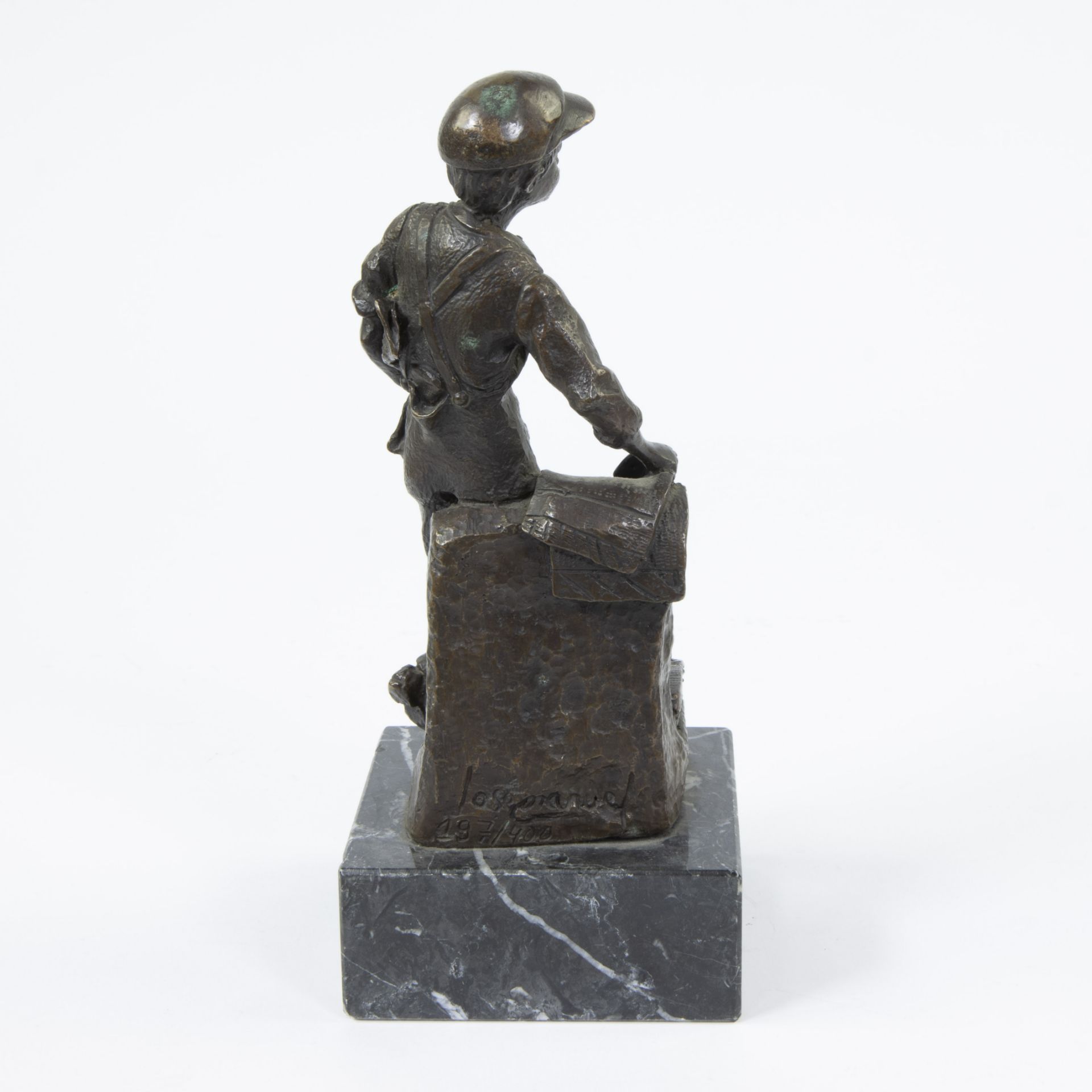 Bronze sculpture of a newspaper vendor, signed José Manuel and numbered 197/400 - Bild 3 aus 5