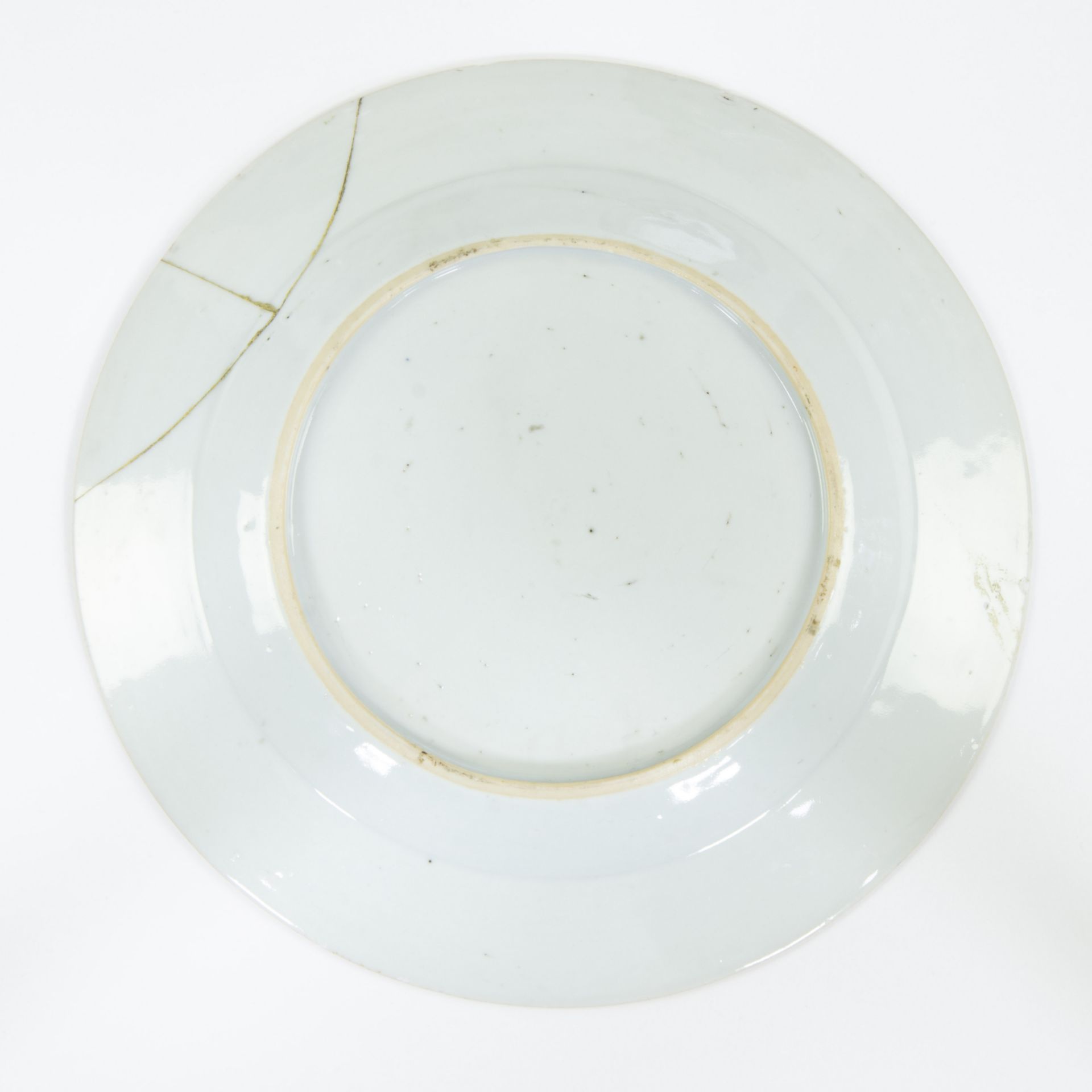 2 porcelain dishes and 2 dinner plates, the dishes with old rim cleat repair, one plate repaired, th - Image 3 of 9