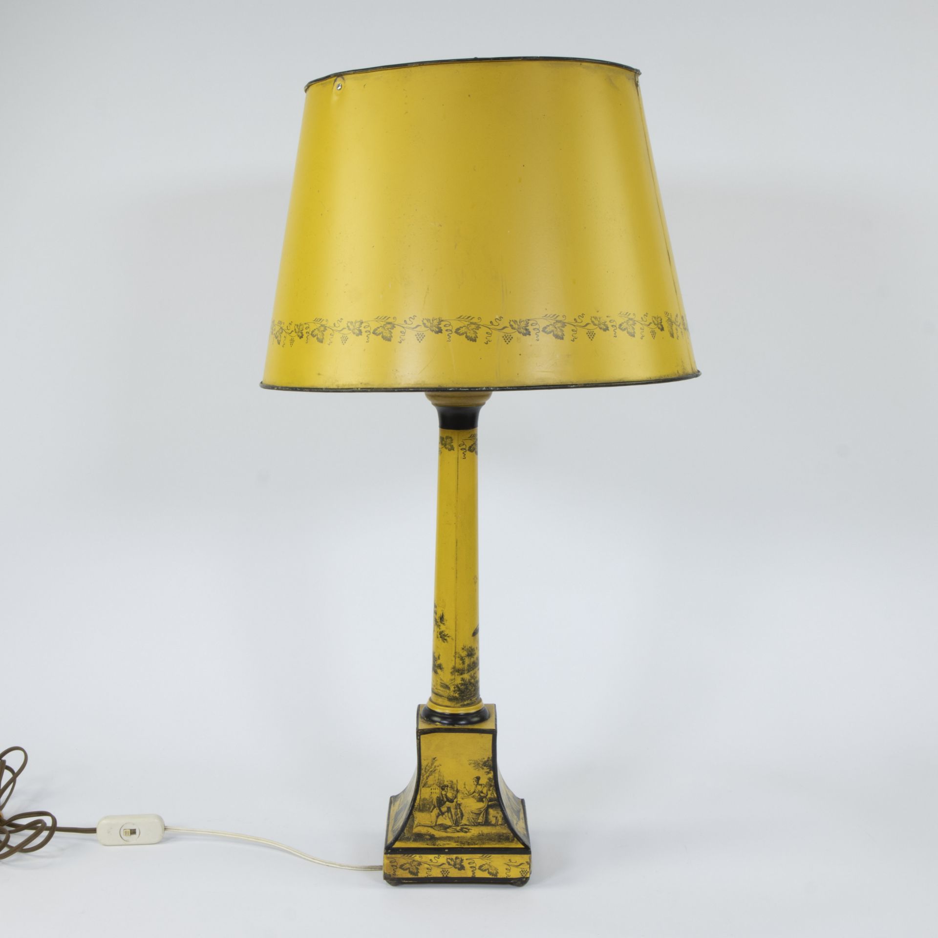 Mid-century yellow and black transfer-tole lamp, column and base decorated with English figural land - Image 3 of 4