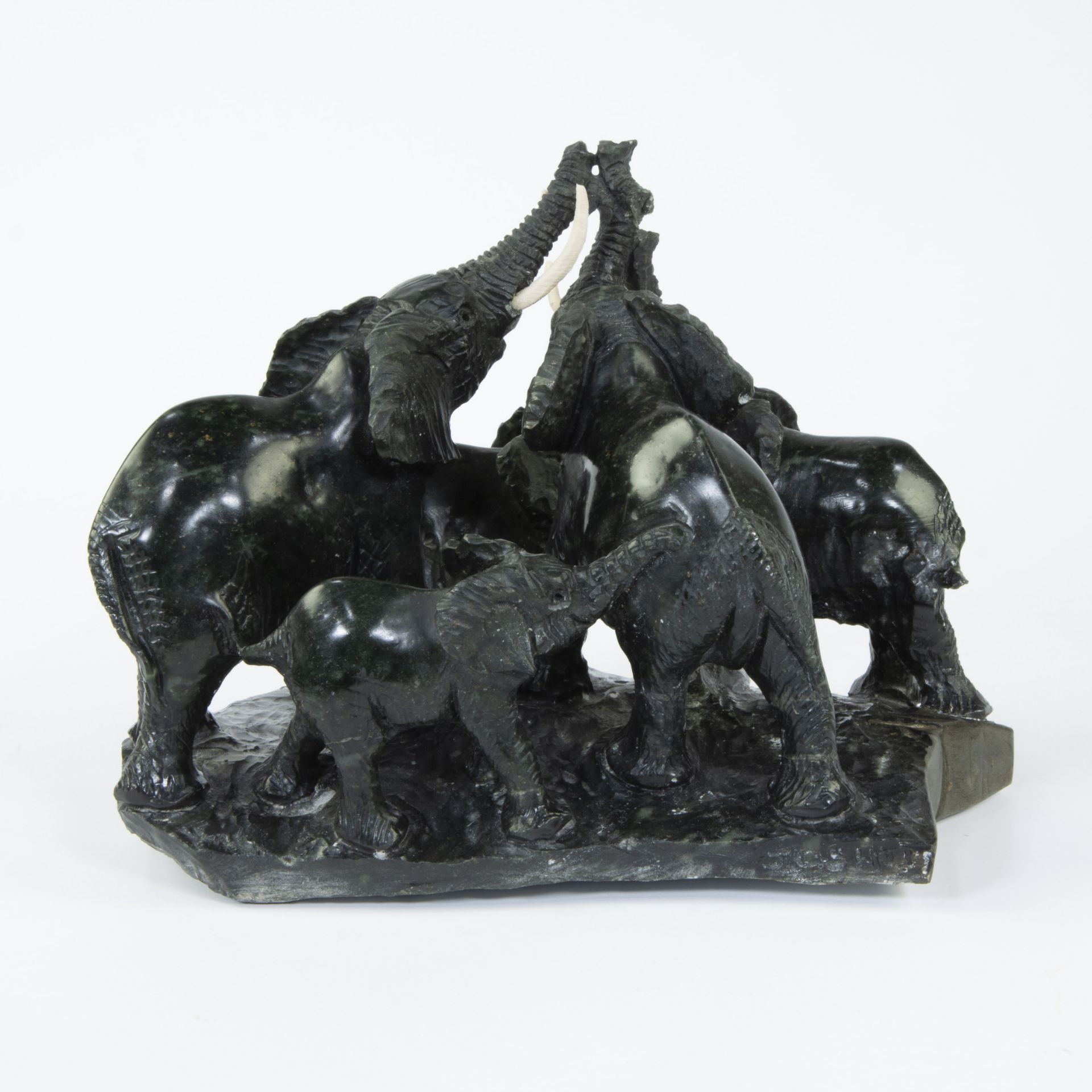 Beautiful hand sculpted sculpture of three elephants is of serpentine stone attributed to Joshua CHI - Image 3 of 4