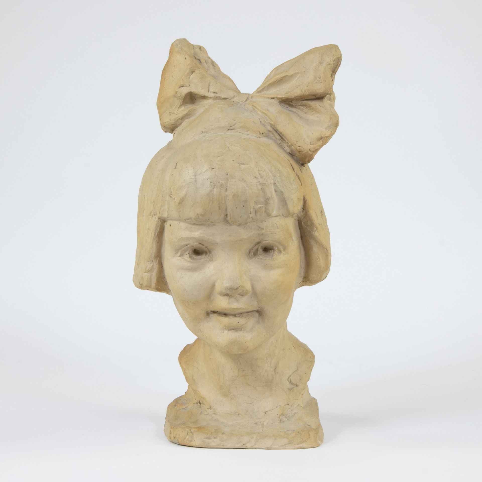 Koos VAN DER KAAIJ (1900-1976), head of a girl with bow tie in terracotta, signed and dated 1937 and