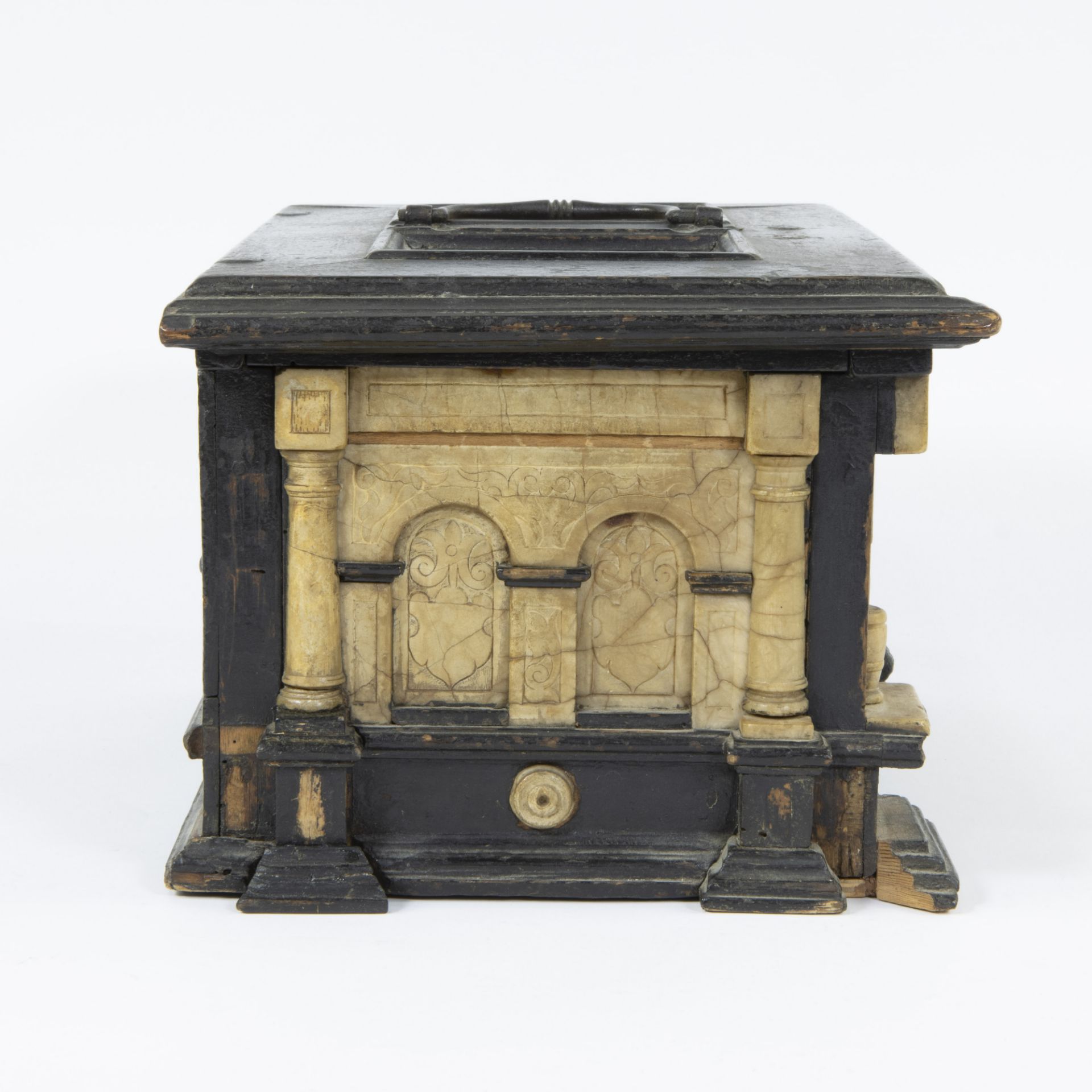 An early 17th century ebonised and alabaster table casket, Malines, circa 1630 - Bild 5 aus 6