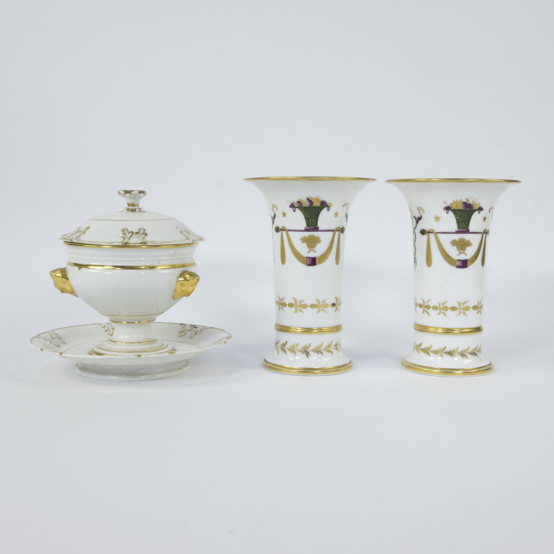 Collection of Empire porcelain, pair of vases, lidded bowl, 2 sugar shakers and plate with coat of a - Bild 2 aus 6