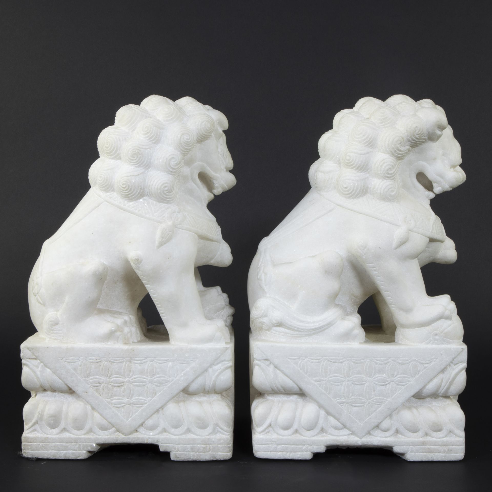 Pair of marble Chinese temple guards or Foo lions, 20th century - Bild 4 aus 4