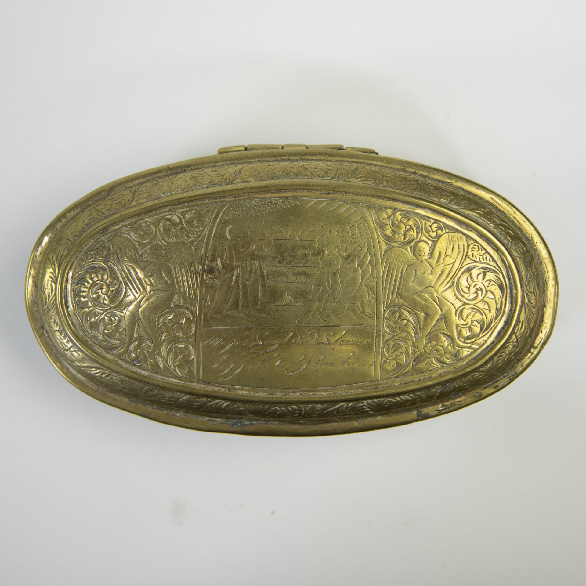 12 pewter plates and gilt tobacco box - Image 4 of 5