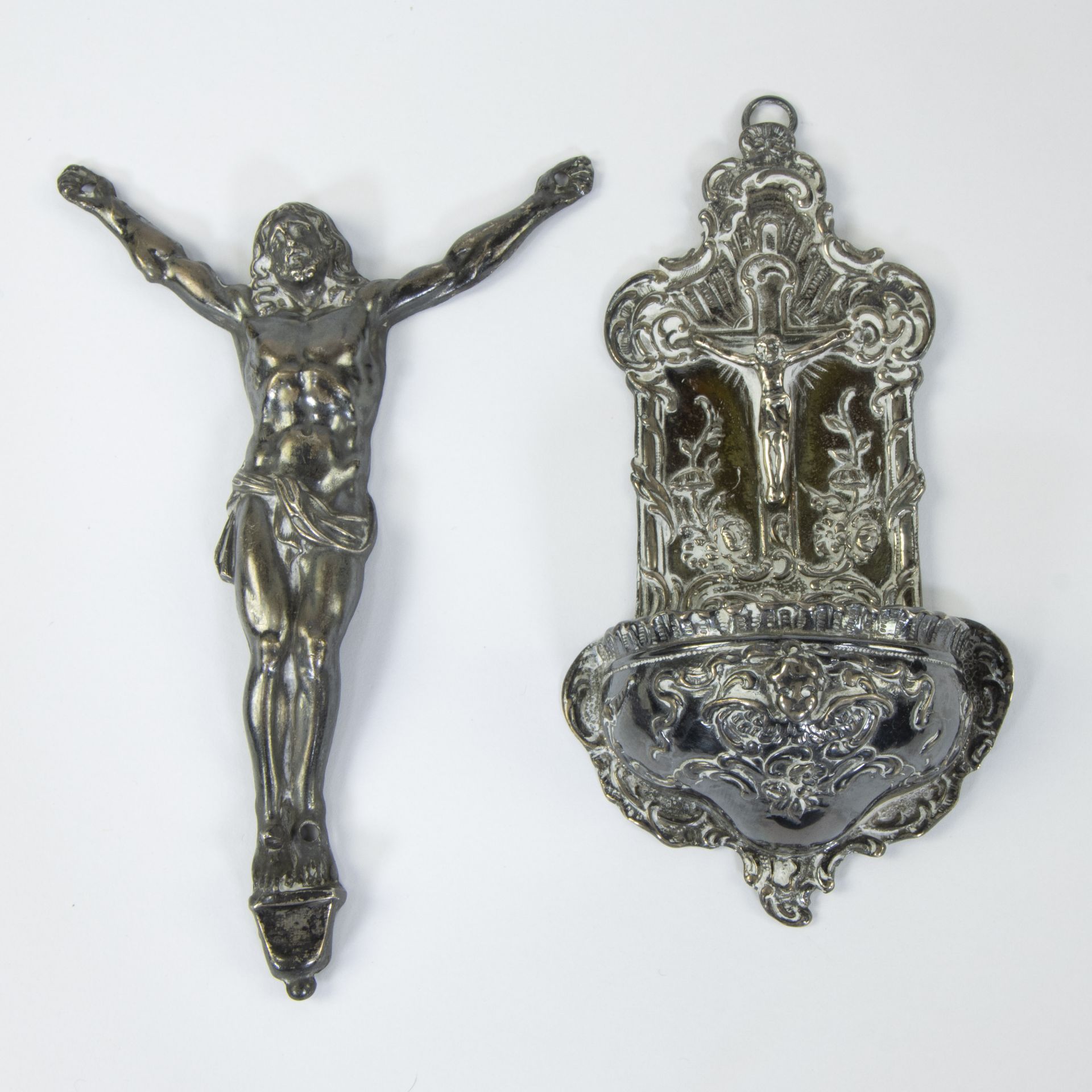 Collection of 2 silver Corpus and silver holy water vessel, 19th century - Bild 2 aus 3