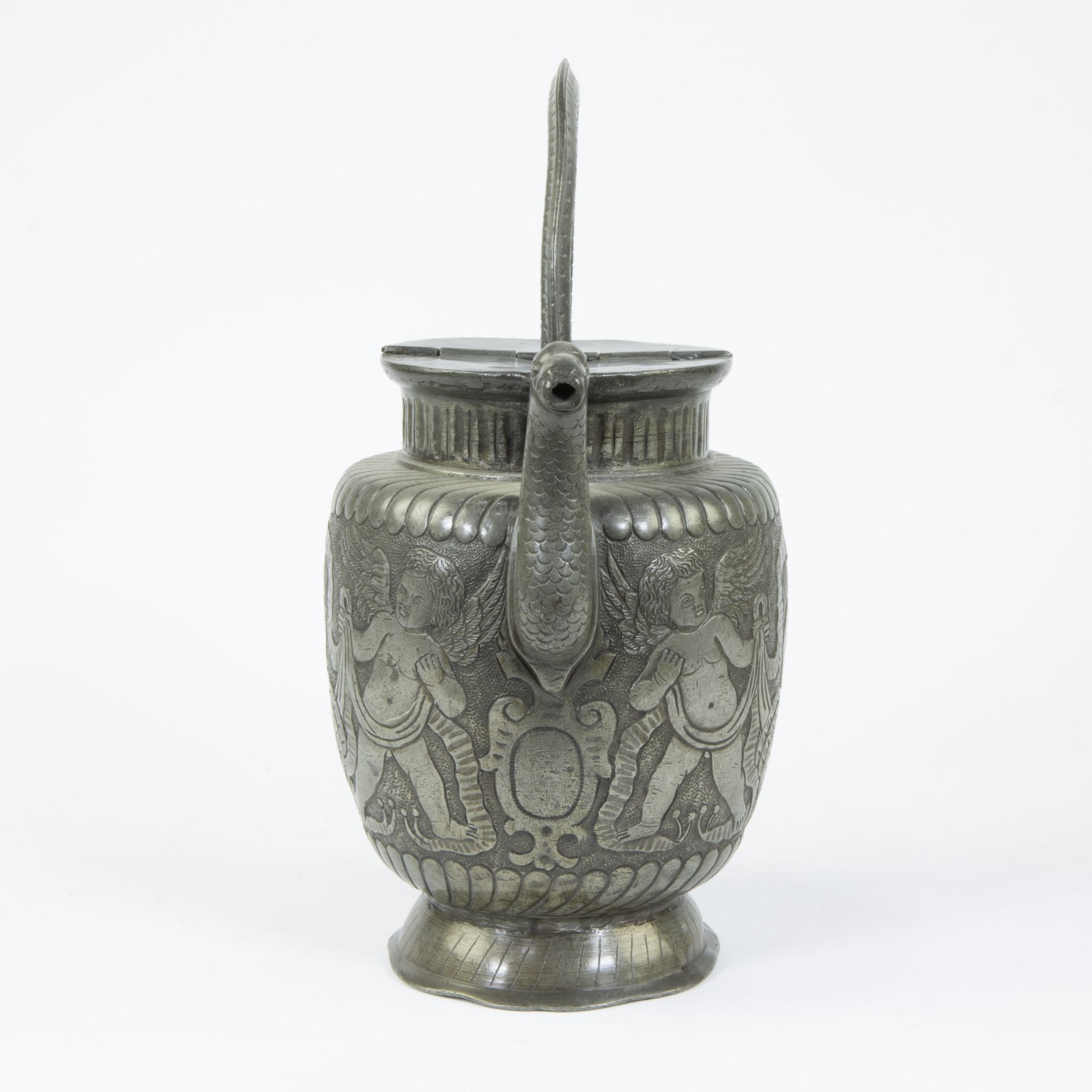19th century pewter jug decorated with angels - Image 2 of 5