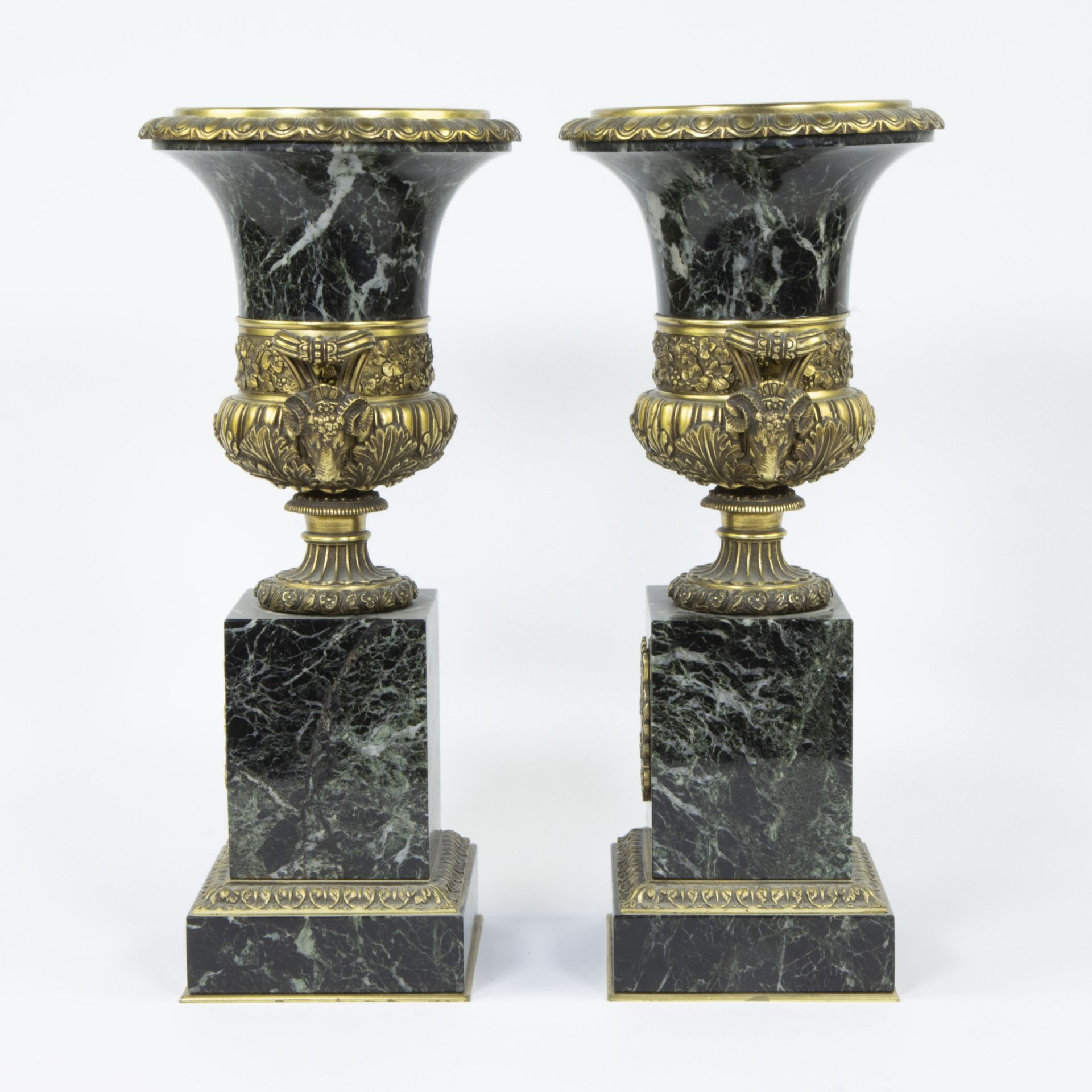 Pair of green-veined marble French Empire urns with gilt bronze fittings - Bild 2 aus 4