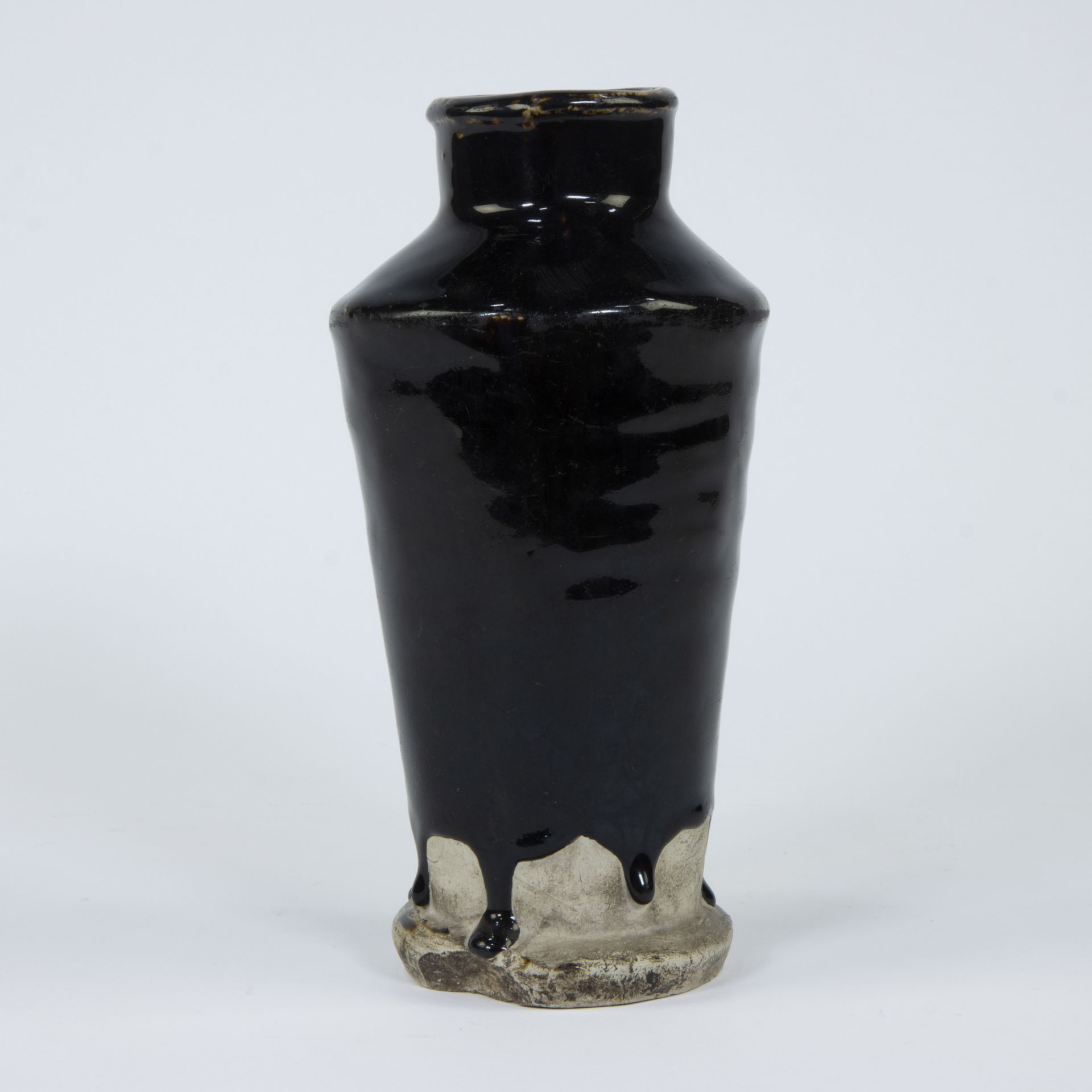 Cylindrical tapered vase in brown stoneware with thick black glaze, Tenmoku glaze, China, HONAN, Min - Image 4 of 5