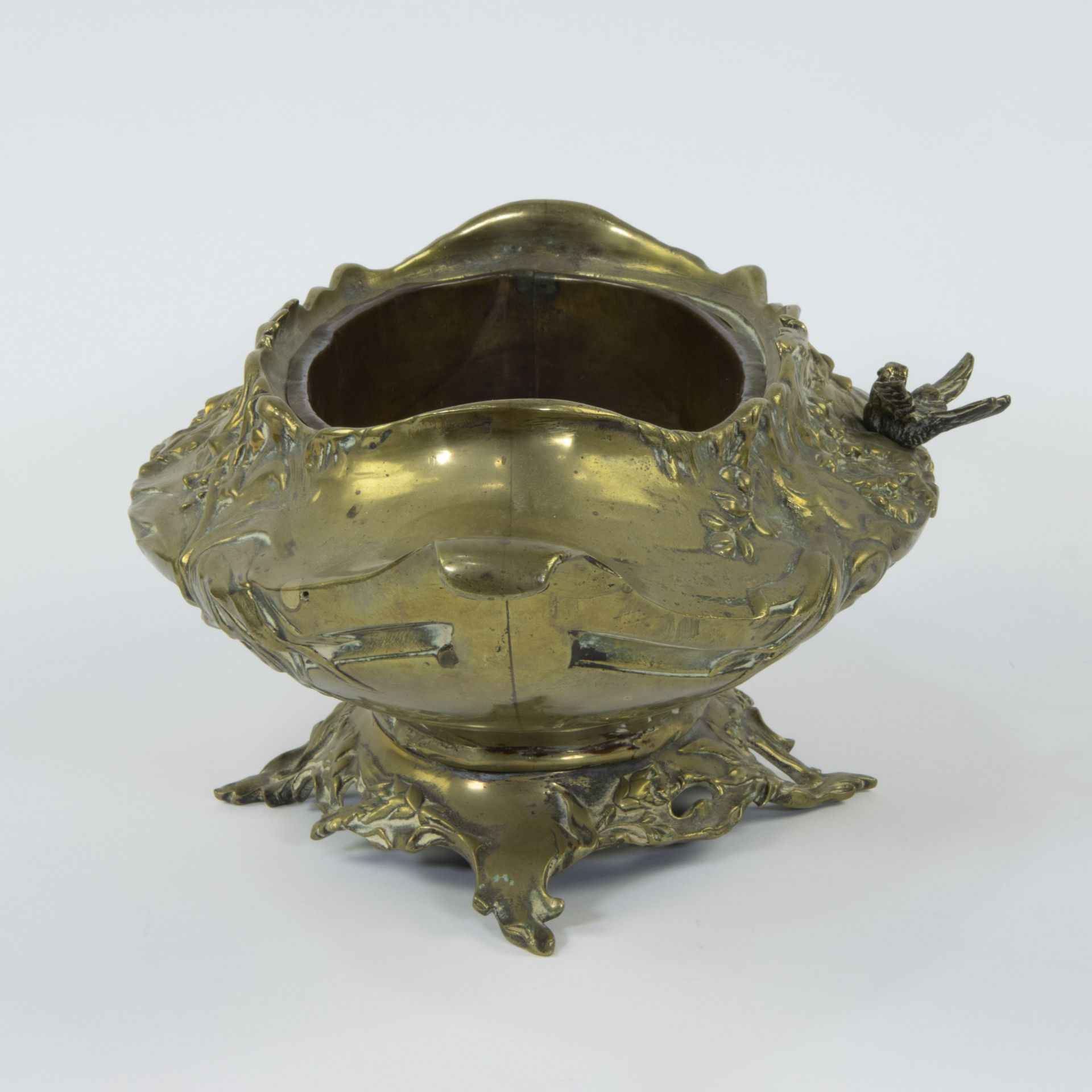 Jardinière in gilt brass decorated with floral motifs and a bird, circa 1920 - Image 2 of 4