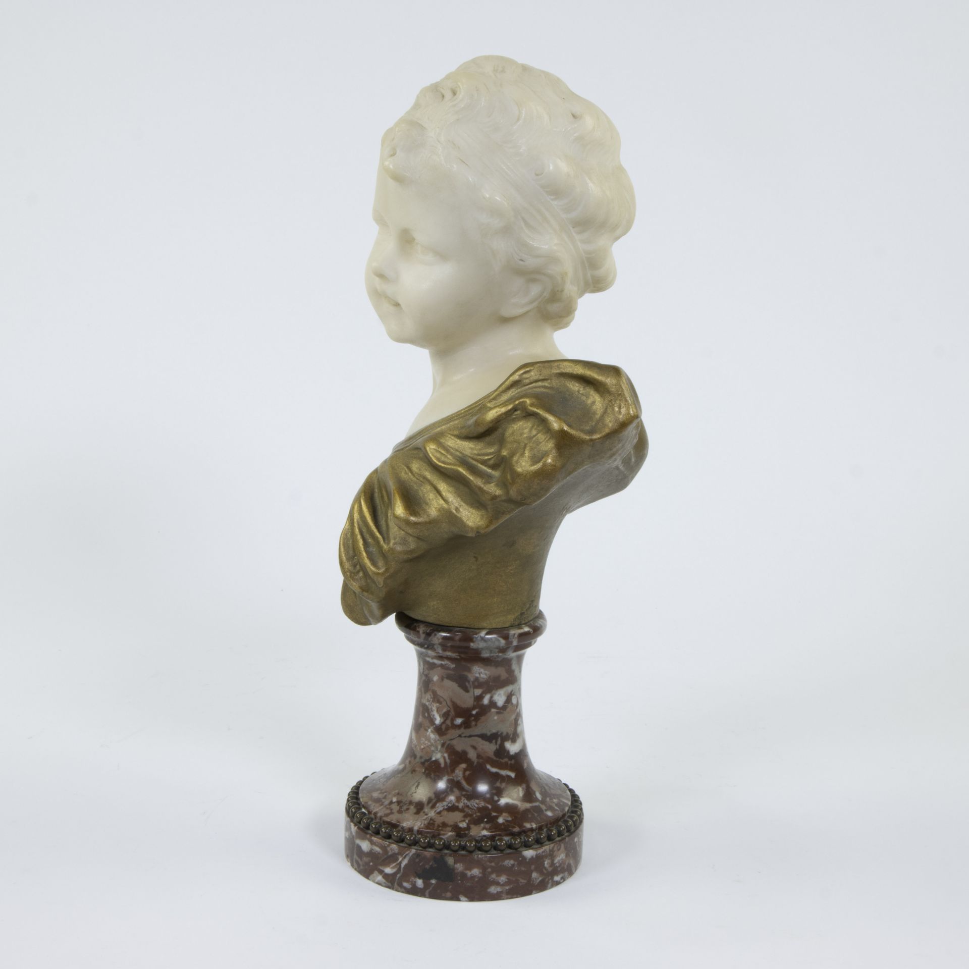Gustave VAN VAERENBERGH (1873-1927), bust of a child in marble and gilt bronze, signed - Image 2 of 5