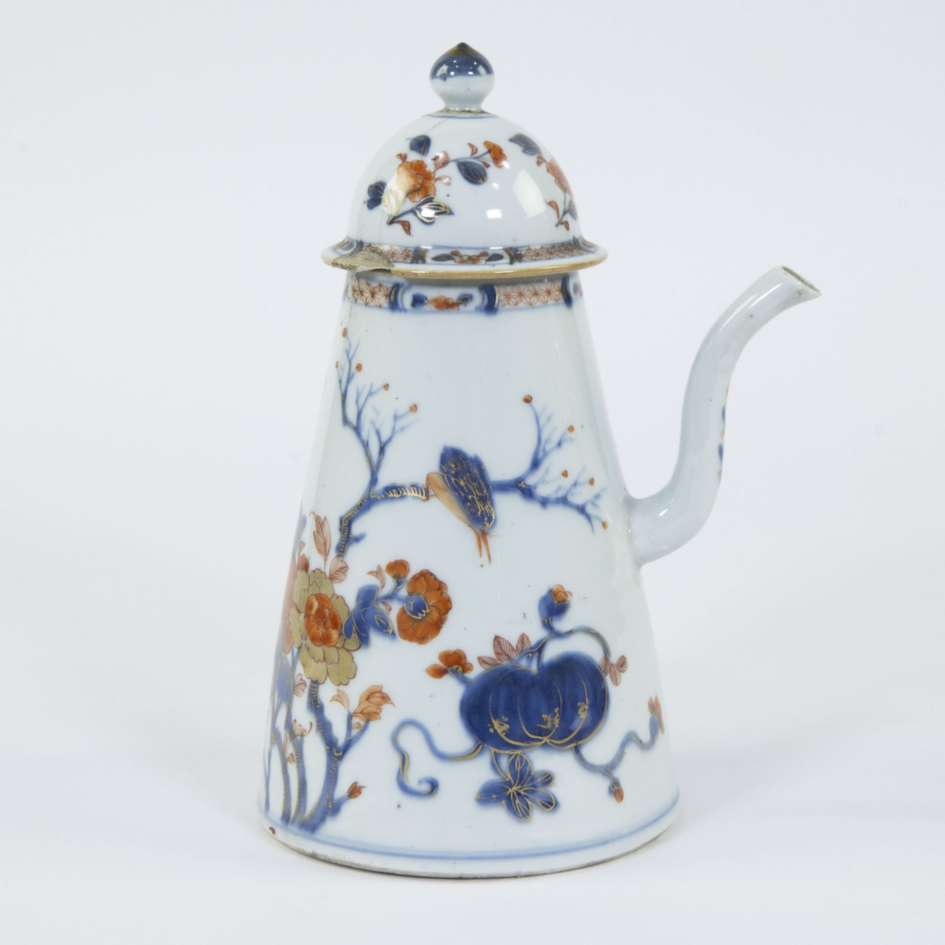 A Chinese porcelain Imari coffee pot and lid decorated with flowering peonies, a bird on a branch an - Image 2 of 6