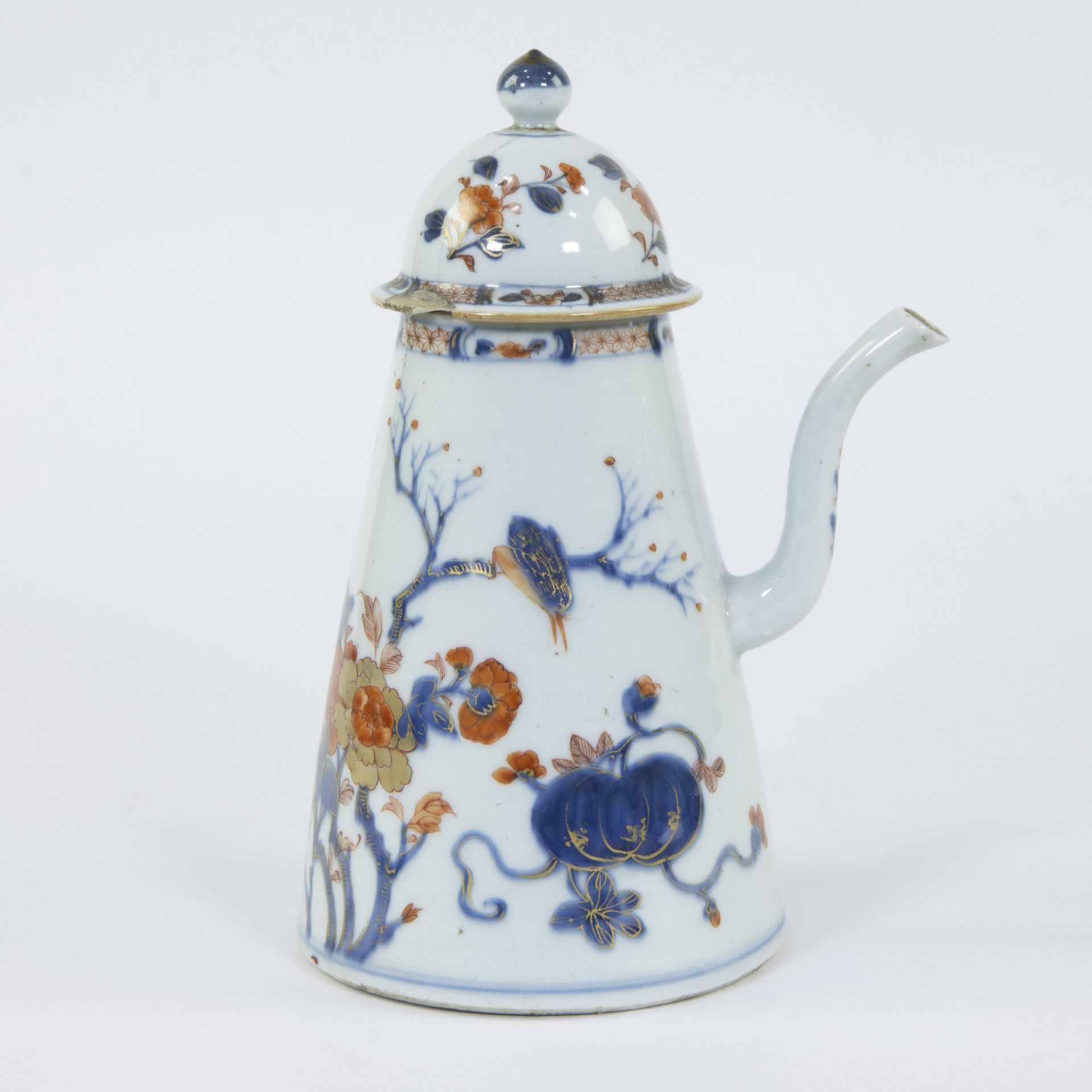 A Chinese porcelain Imari coffee pot and lid decorated with flowering peonies, a bird on a branch an - Bild 2 aus 6