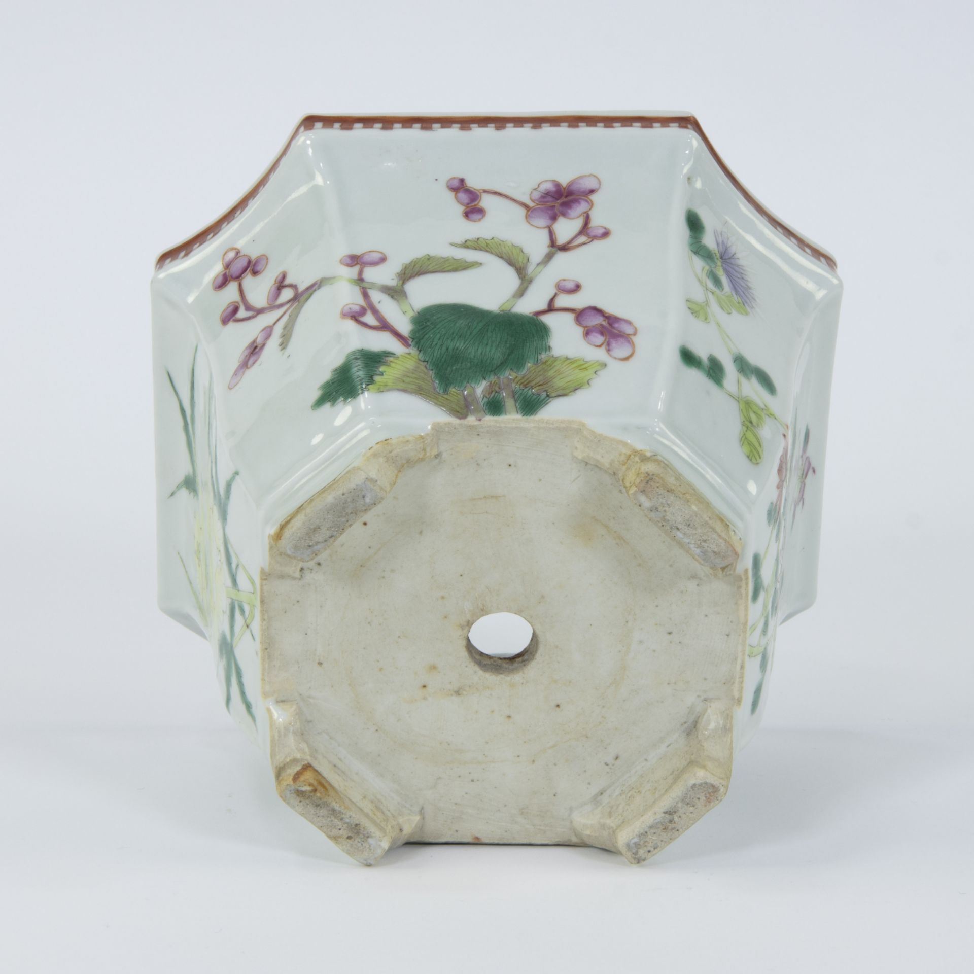 Small Chinese famille rose cache pot, 19th century - Bild 6 aus 6