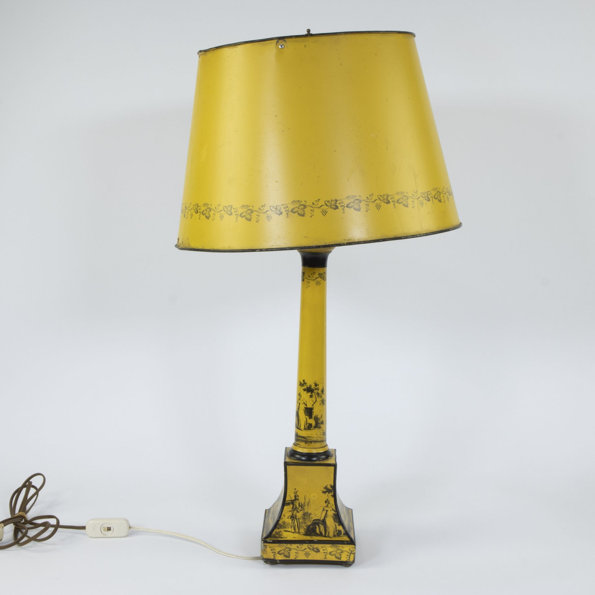 Mid-century yellow and black transfer-tole lamp, column and base decorated with English figural land - Bild 2 aus 4