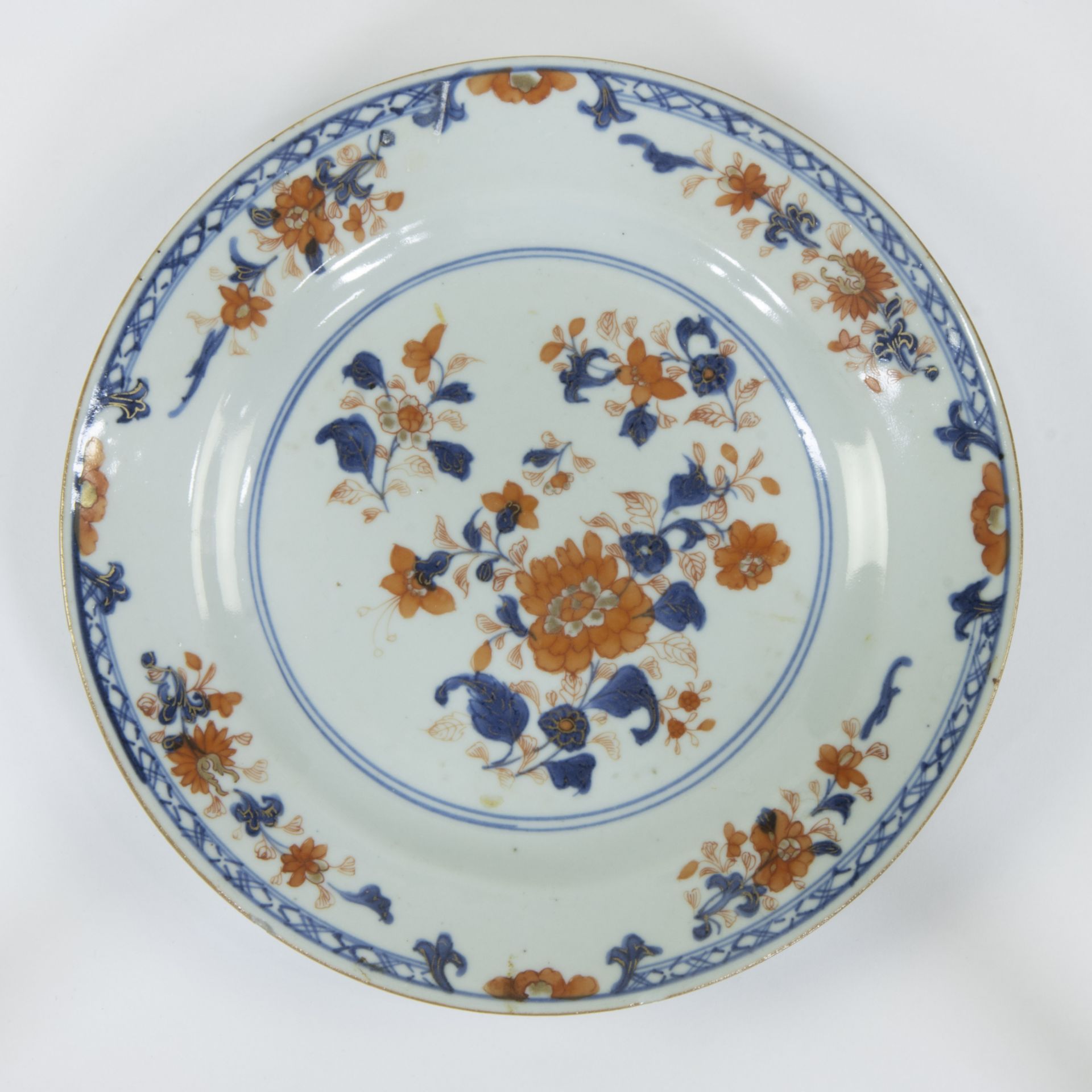 A set of 8 Imari porcelain dinner plates, decorated with peony, scattered flowers and Buddha hand ci - Bild 8 aus 19