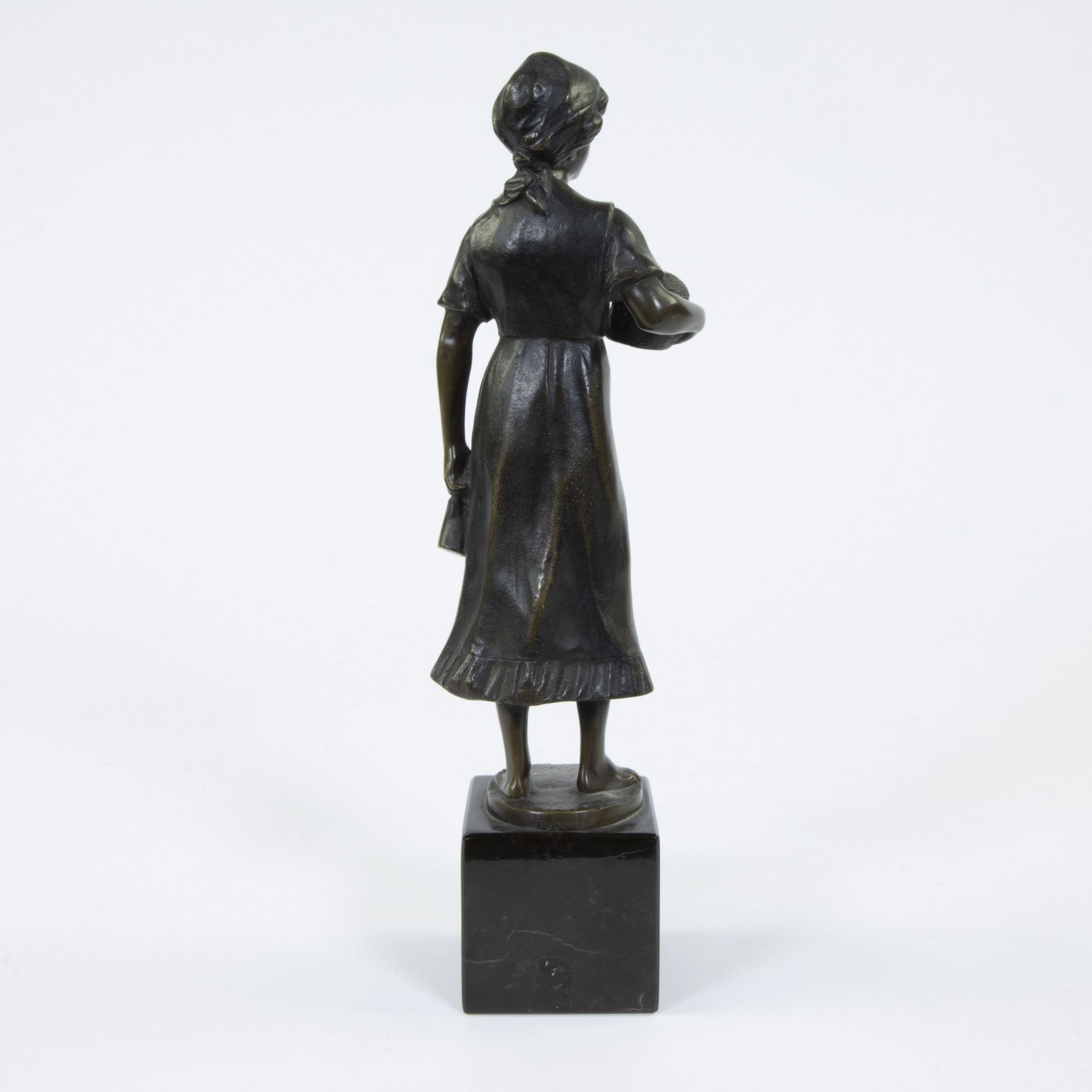 Bronze statue of a milkmaid, signed Hubert - Bild 3 aus 5