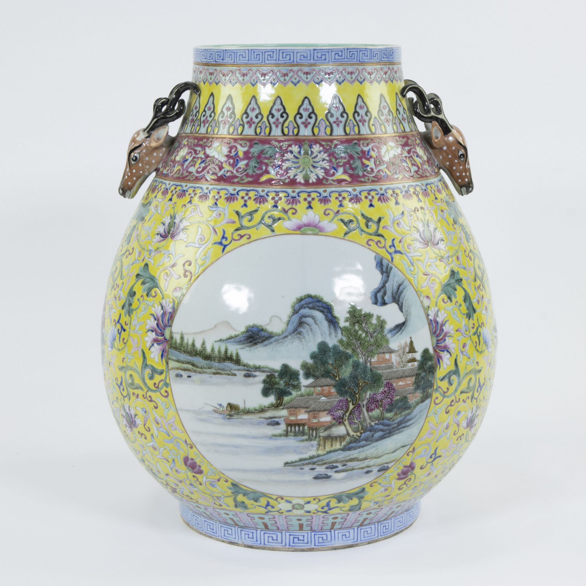 A vase of Chinese porcelain with a famille rosedecor of peonies on yellow fond and landscapes in car - Bild 3 aus 9