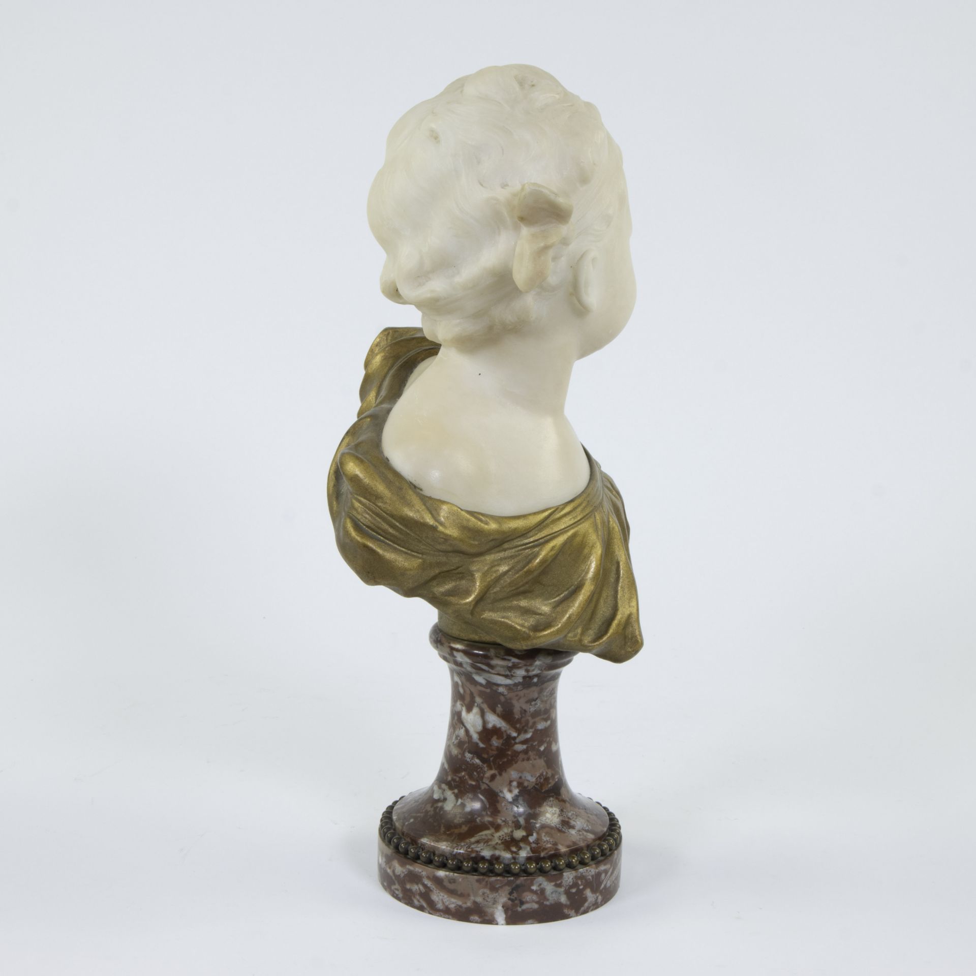 Gustave VAN VAERENBERGH (1873-1927), bust of a child in marble and gilt bronze, signed - Image 4 of 5