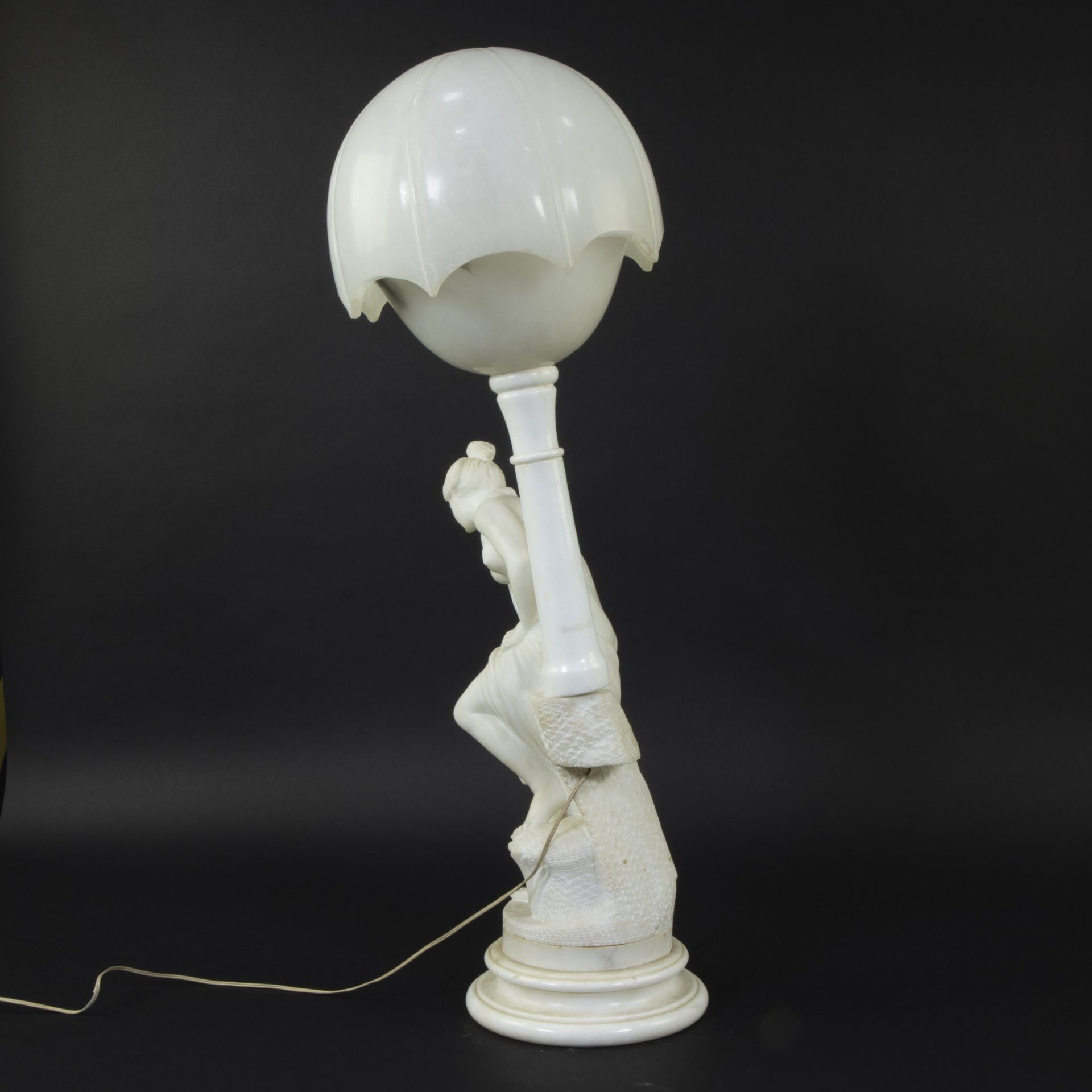 An alabaster and Carrara marble table lamp, decorated with the sculpture of a nude with towel, after - Bild 5 aus 5