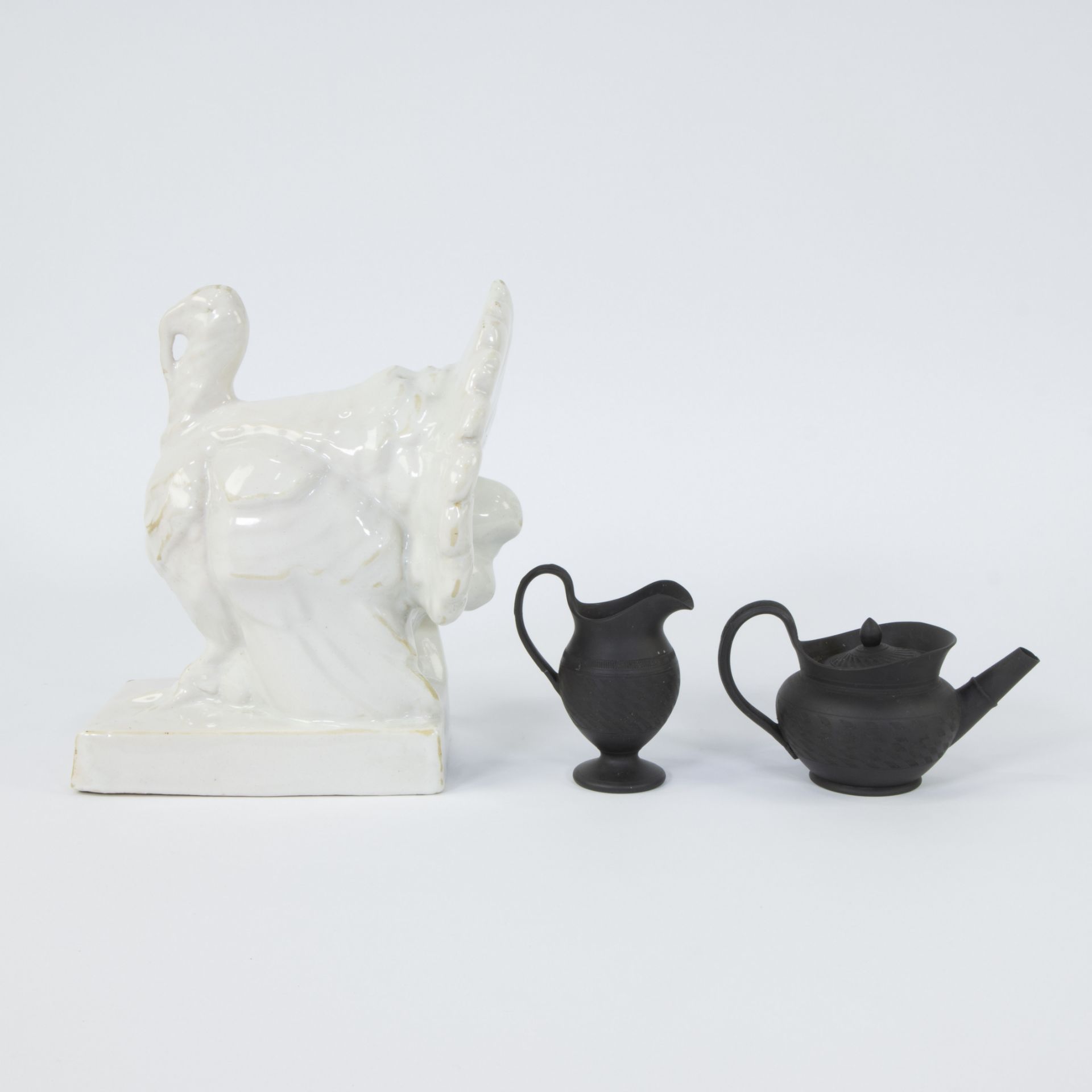 Collection of English earthenware, basalt ware teapot and milk jug, 19th century and turkey in glaze - Bild 3 aus 4