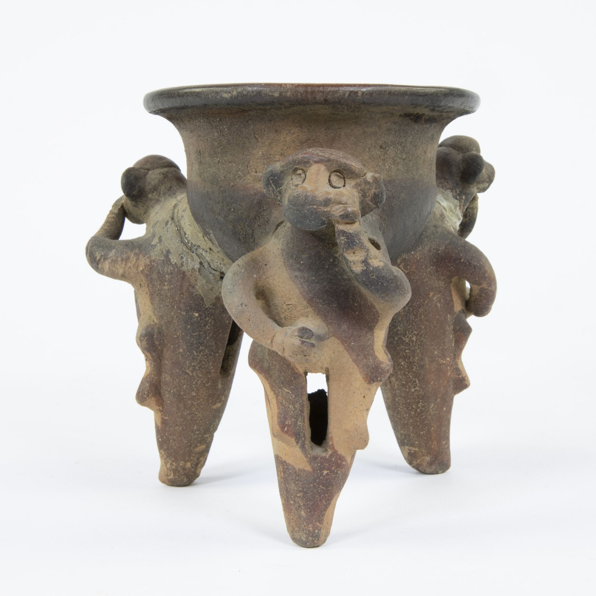 Ancient Pre Columbian Costa Rica earthenware tripot vessel - Image 4 of 5