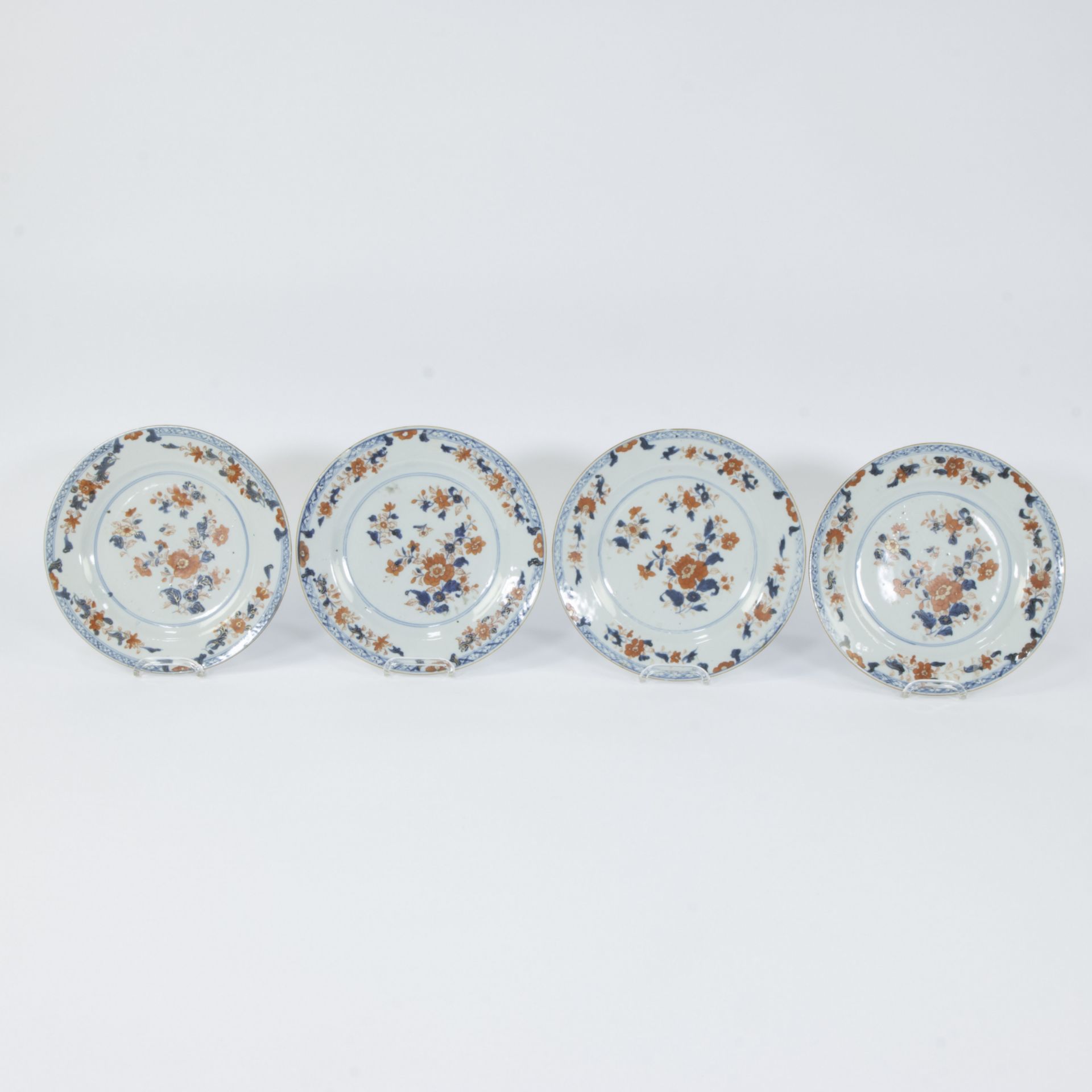 A set of 8 Imari porcelain dinner plates, decorated with peony, scattered flowers and Buddha hand ci - Bild 2 aus 19