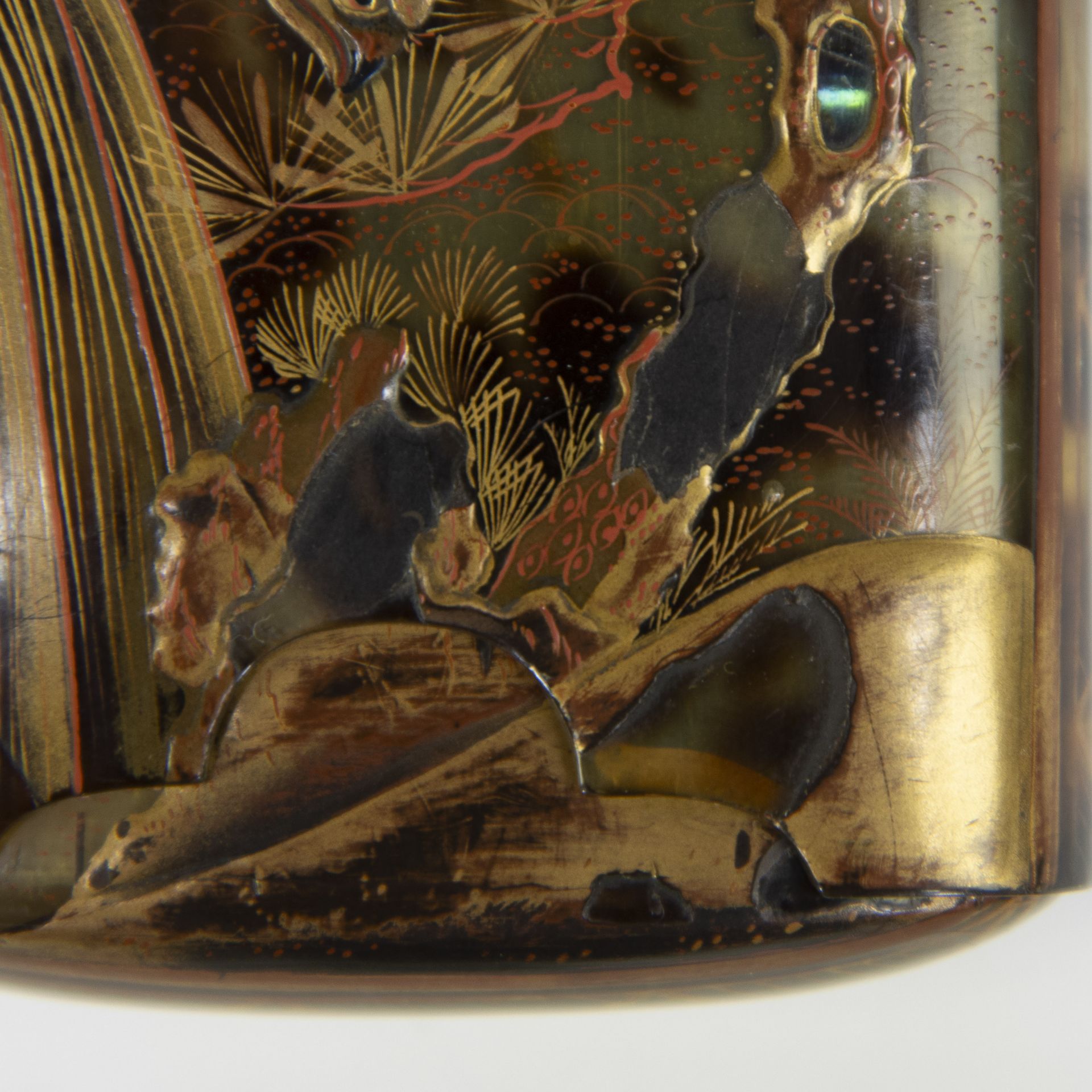 A Japanese Meiji period lacquered tortoiseshell cigar case decorated with cranes and birds in a land - Bild 4 aus 7